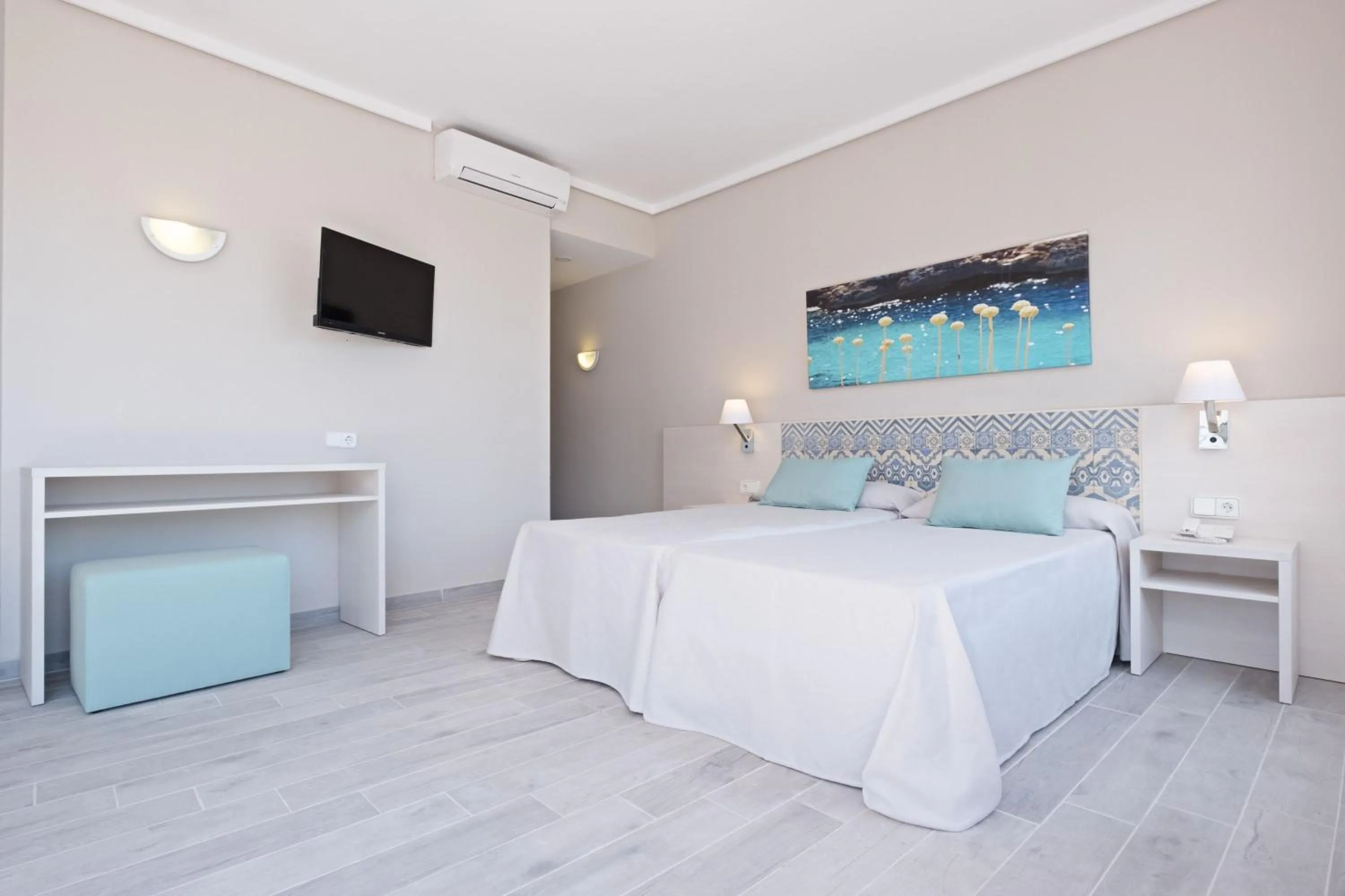 Photo of the whole room, Bed in azuLine Hotel Llevant