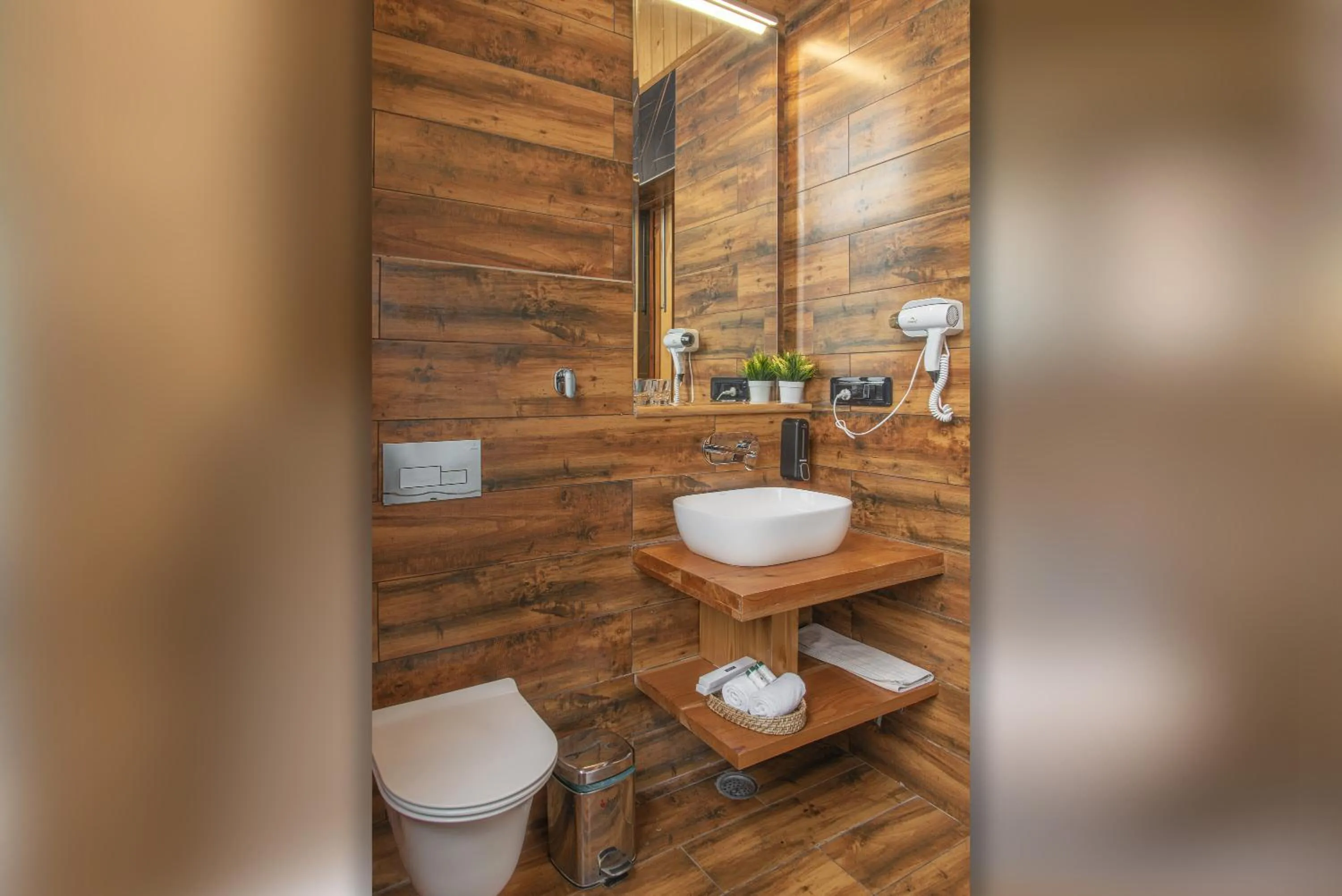 Shower in Echor Mandara TreeVilla Dharamshala