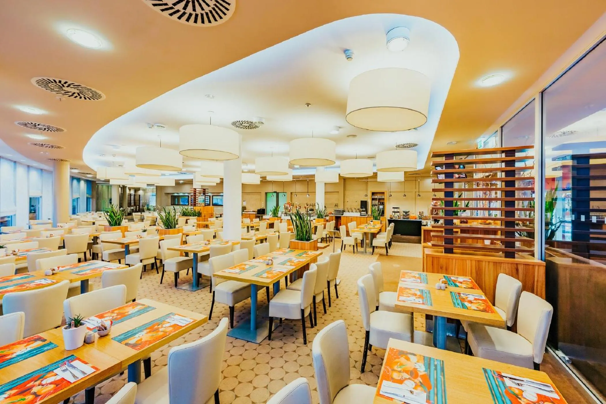 Restaurant/places to eat in Aquapalace Hotel Prague
