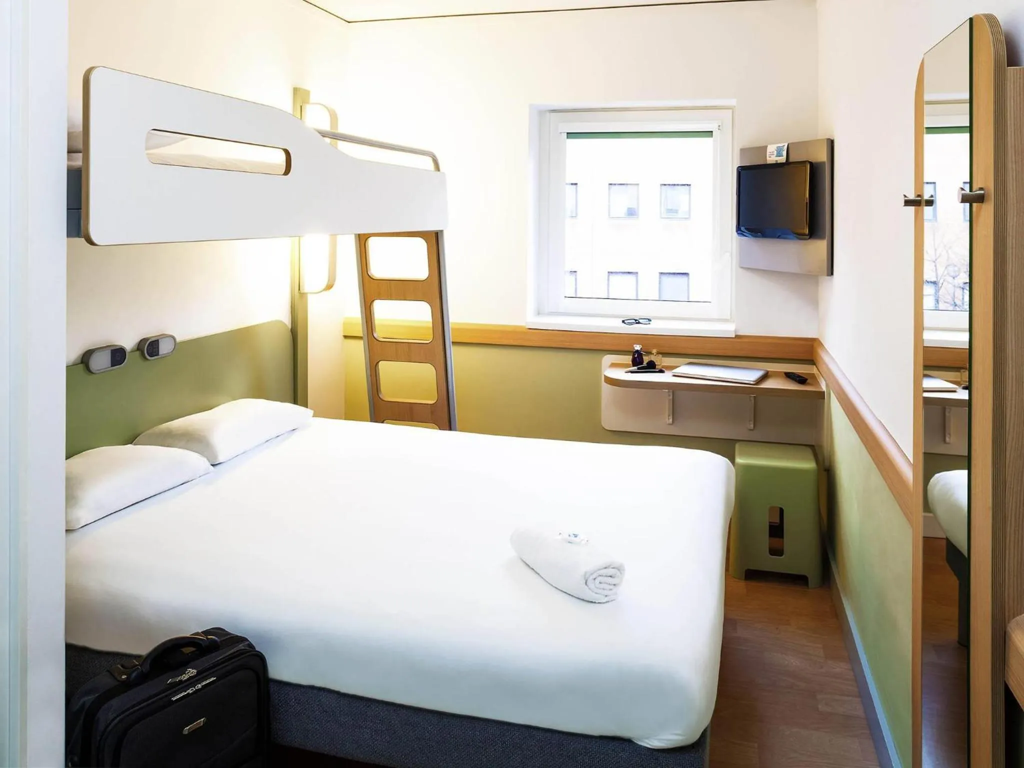 Bedroom, Bed in ibis budget Belfast City Centre