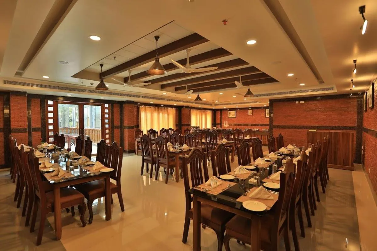 Restaurant/places to eat in Lemongrass inn munnar
