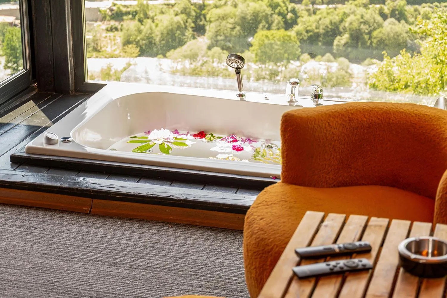 Natural landscape in Pavri suit bungalov