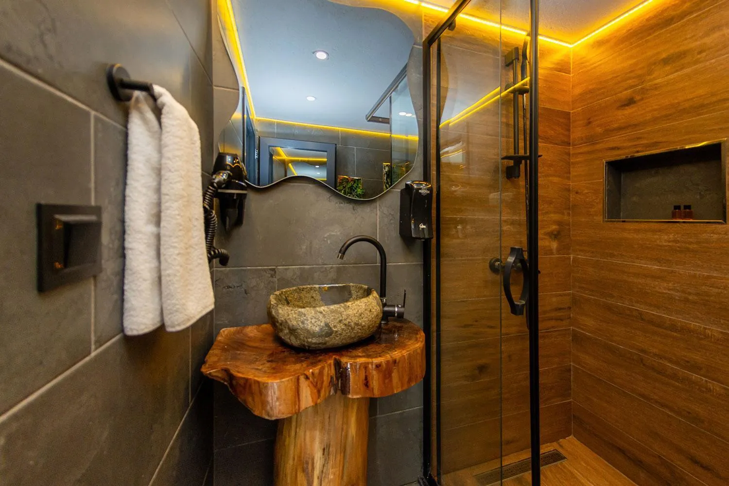 Shower in Pavri suit bungalov