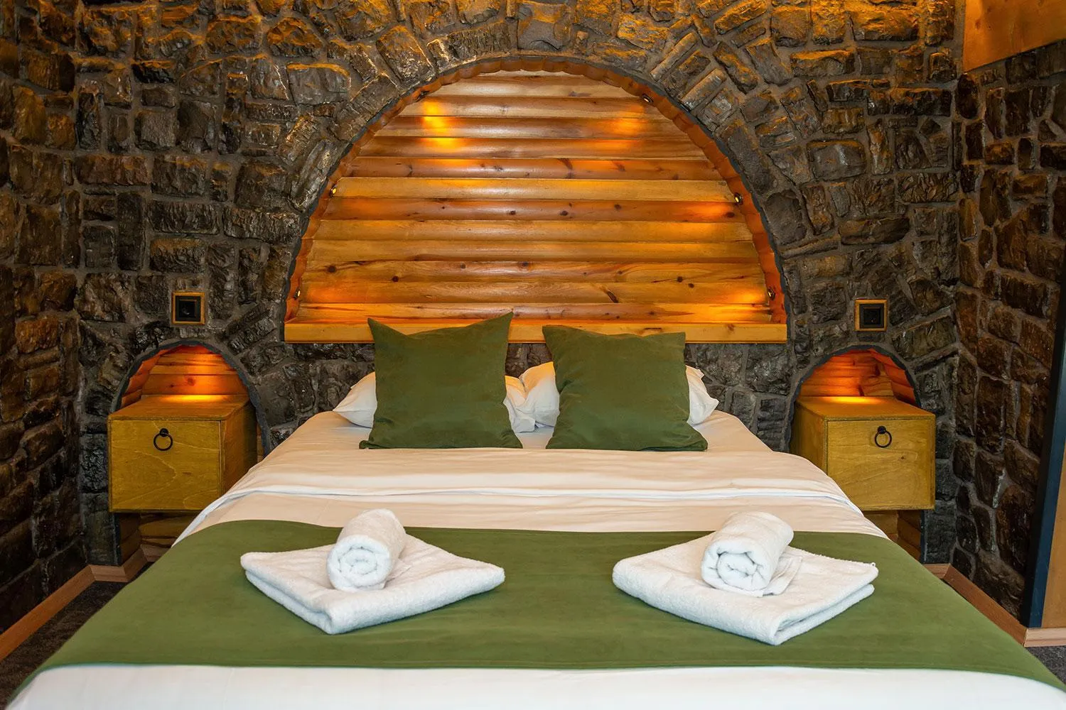 Bed in Pavri suit bungalov