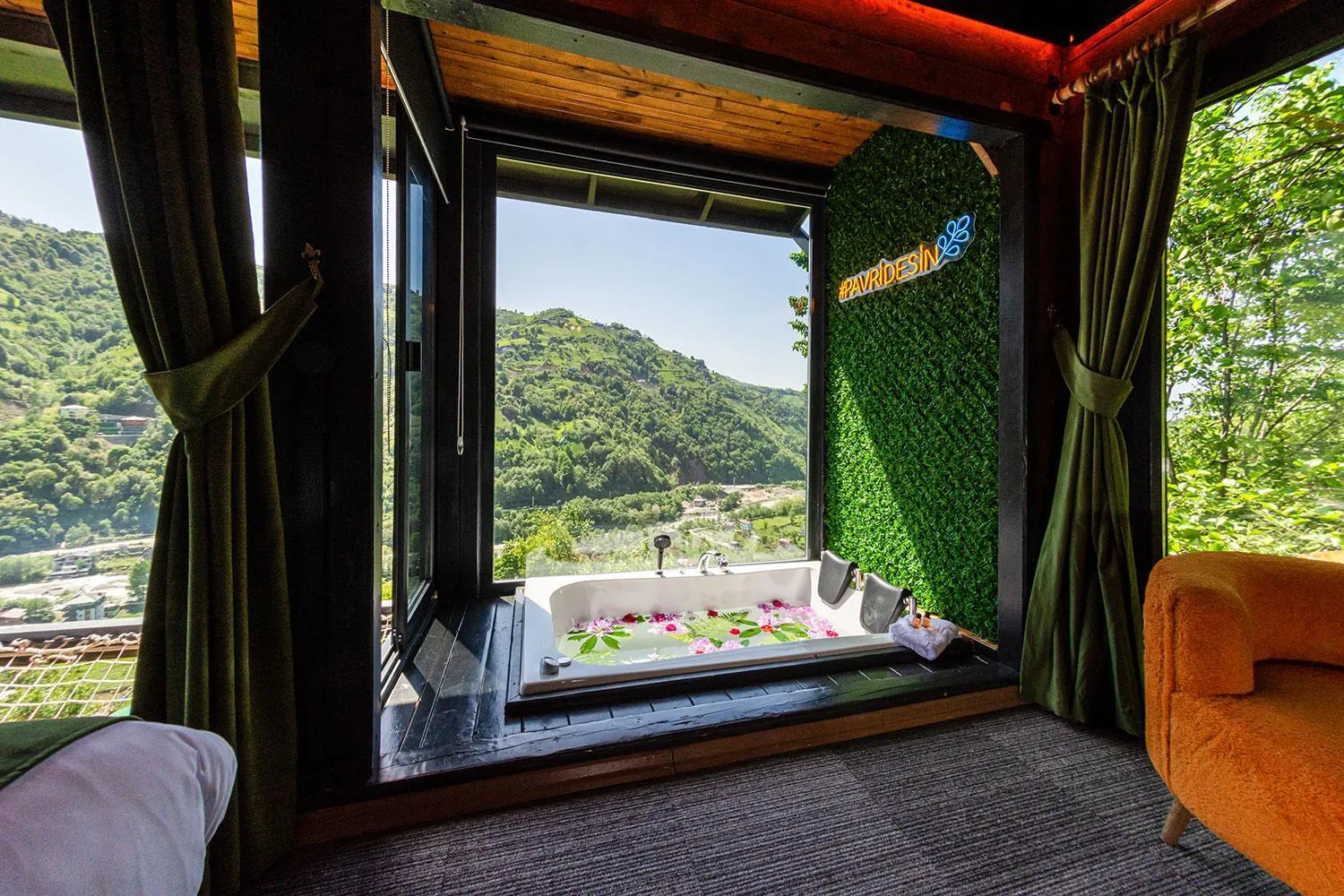 Spring in Pavri suit bungalov