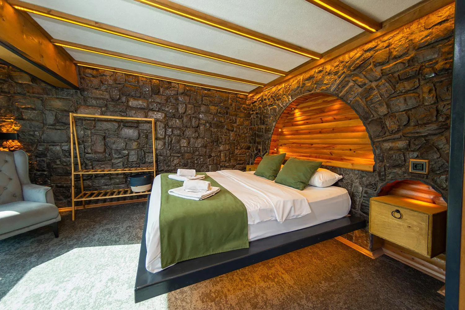 Bed in Pavri suit bungalov