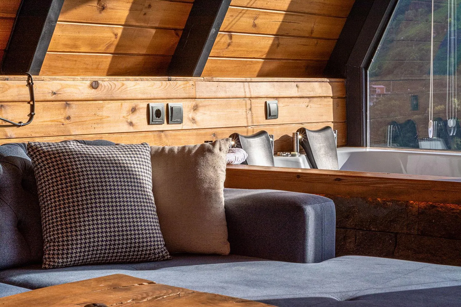 Photo of the whole room in Pavri suit bungalov