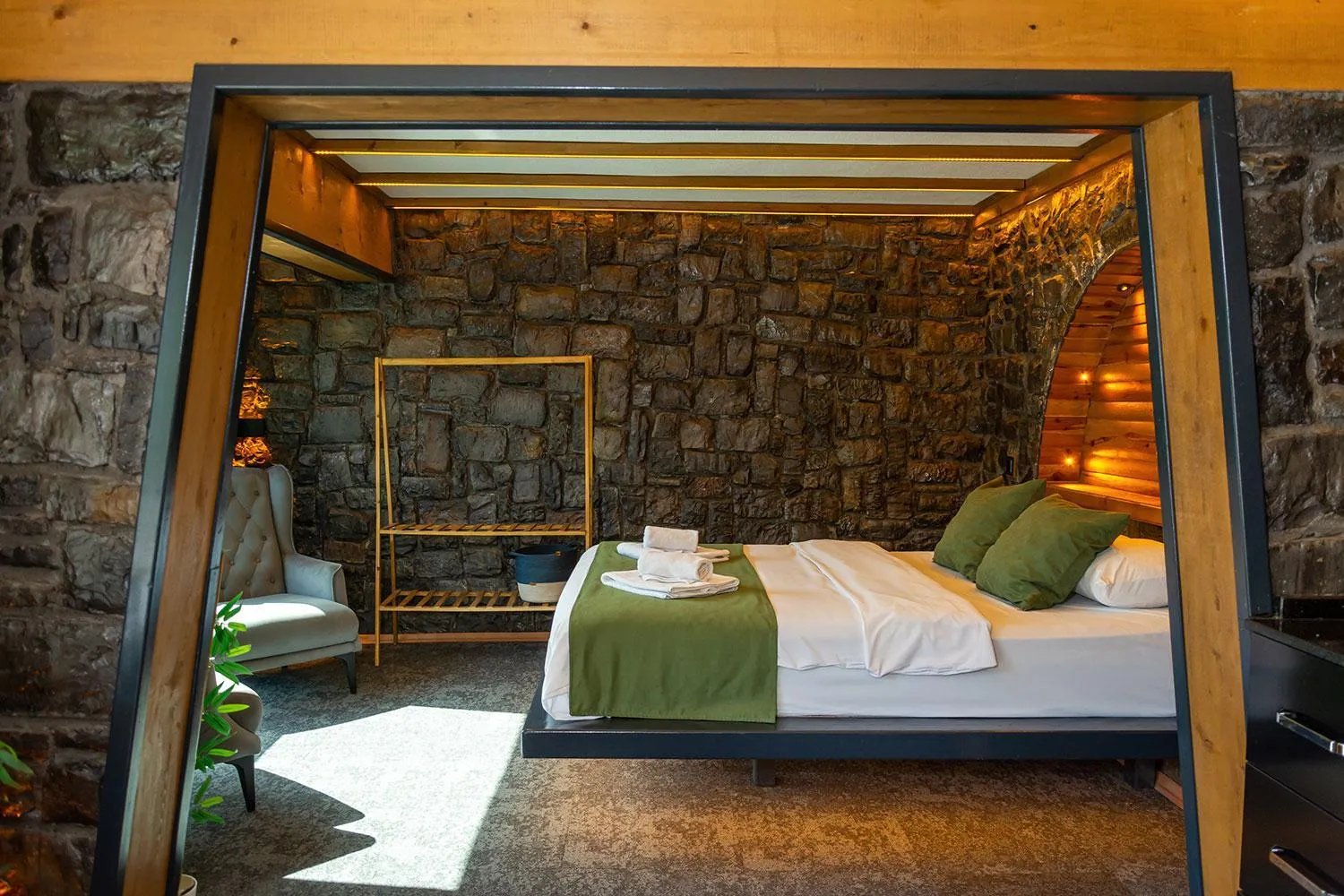 Bed in Pavri suit bungalov