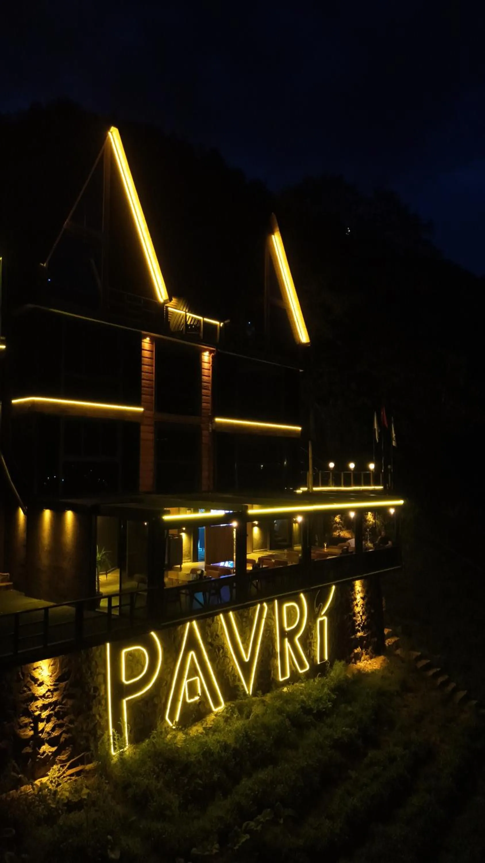 Night in Pavri suit bungalov