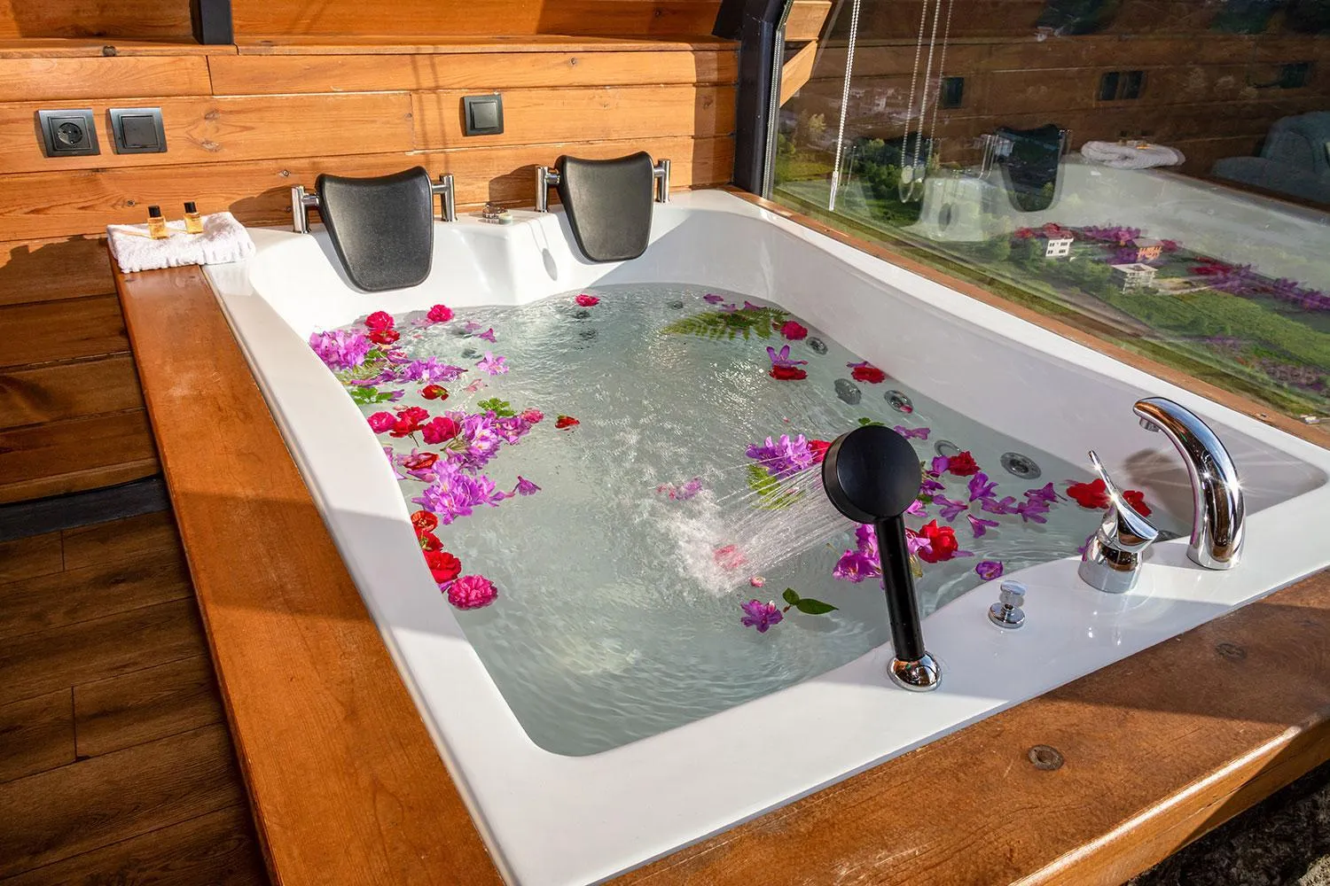 Hot Tub in Pavri suit bungalov
