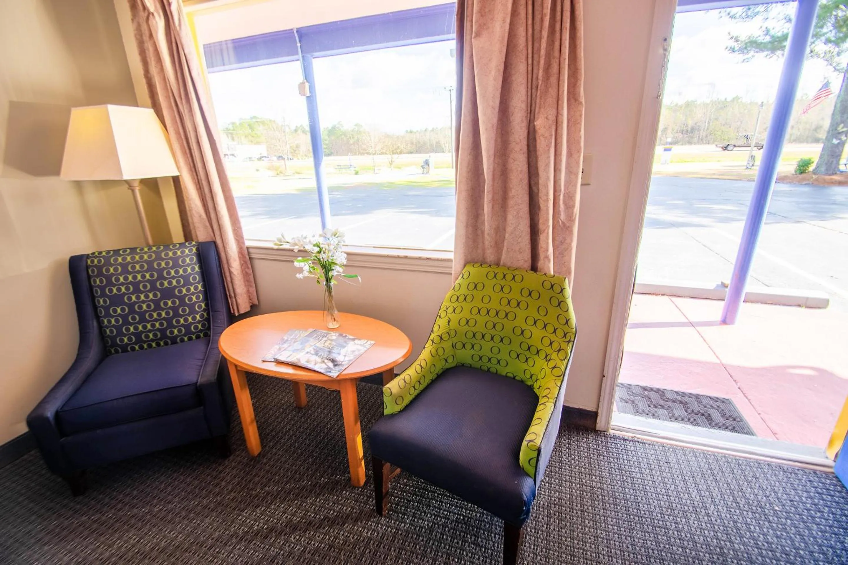 Seating area in Sportsman's Inn Plymouth 252-793-3095