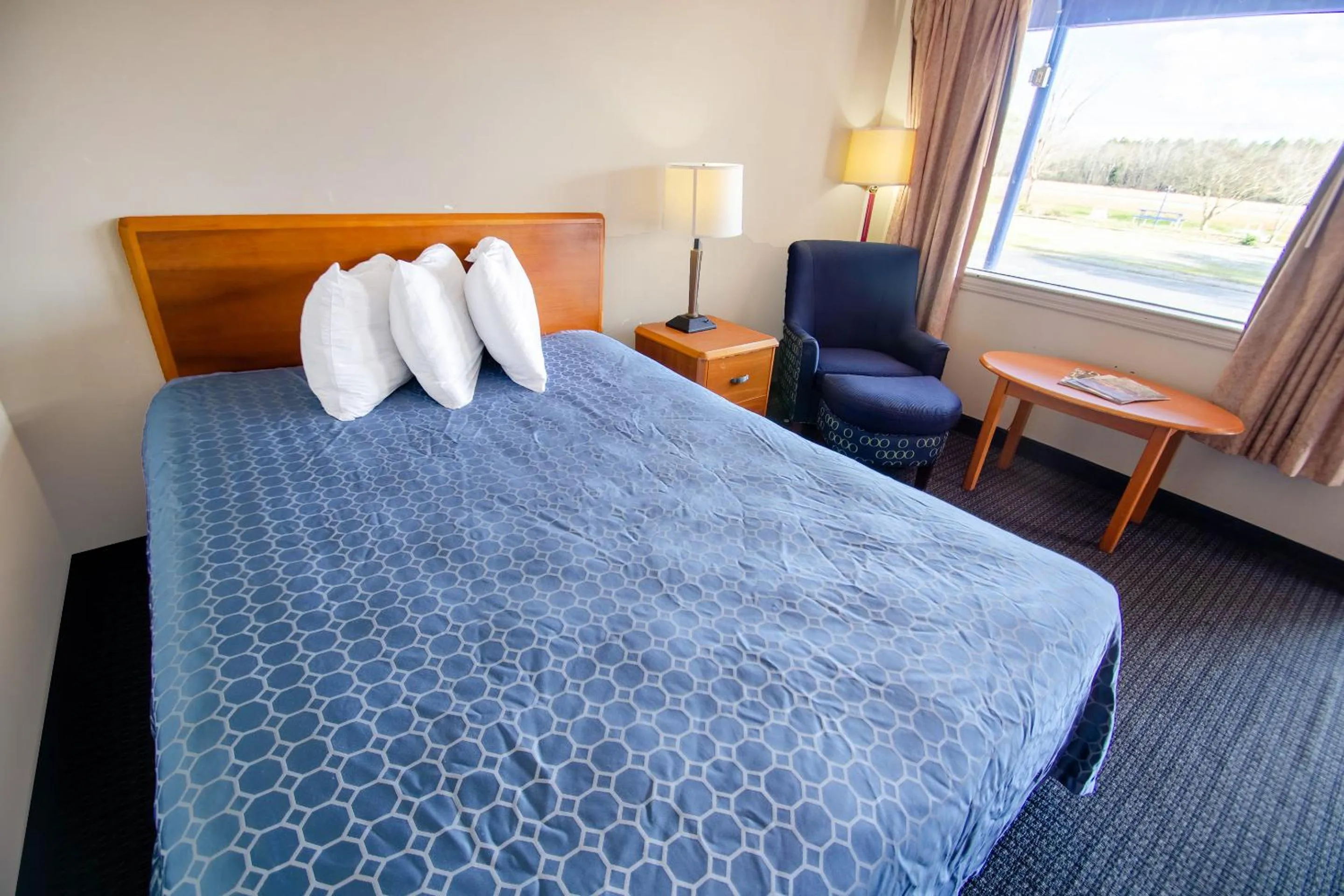 Bedroom, Bed in Sportsman's Inn Plymouth 252-793-3095