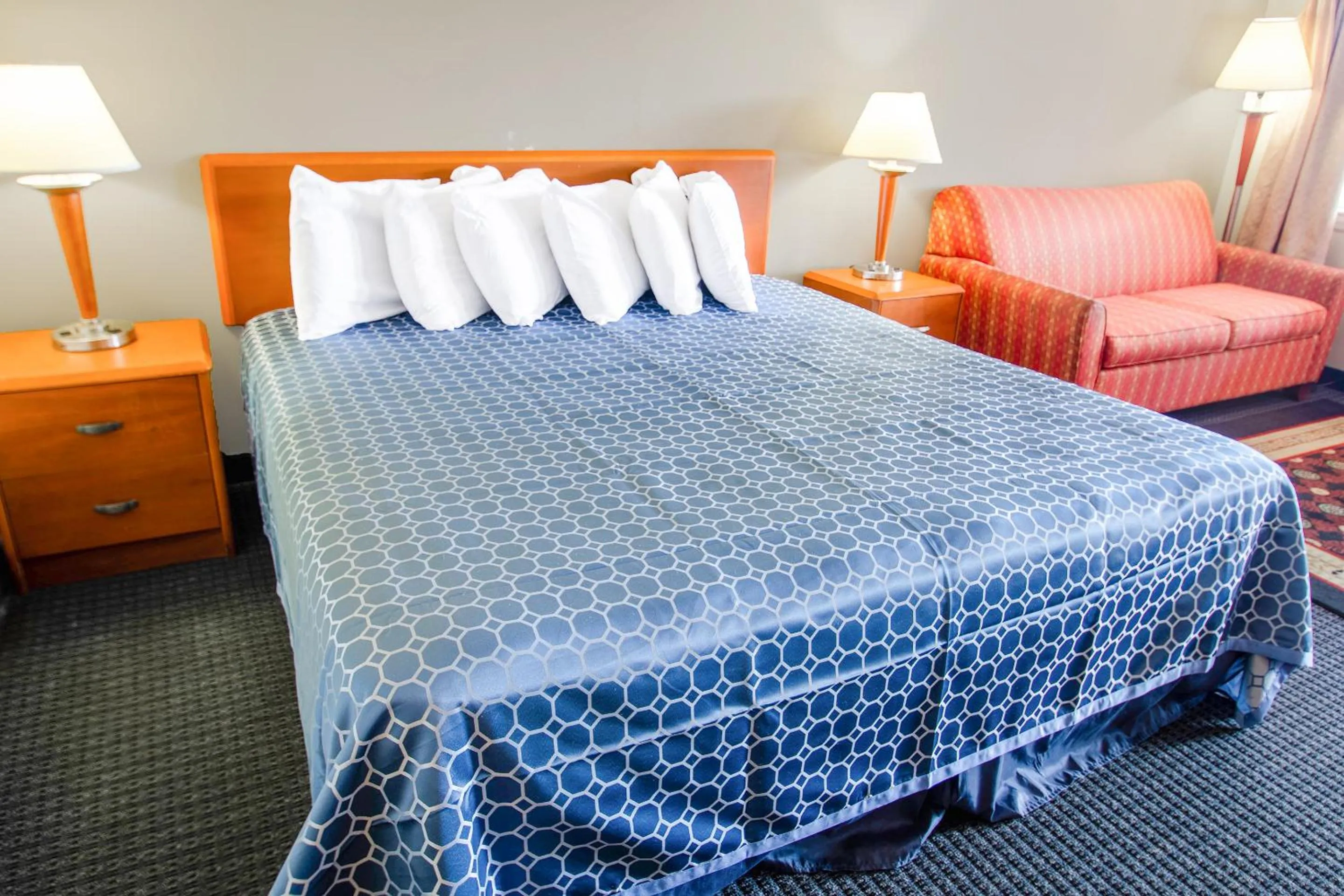 Bedroom, Bed in Sportsman's Inn Plymouth 252-793-3095