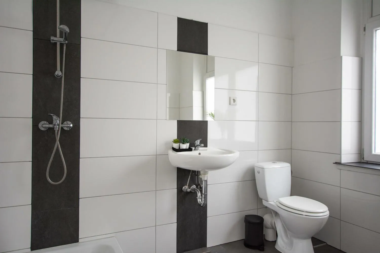 Toilet in T&K Apartments - Apartments 20 Min to MESSE DUS
