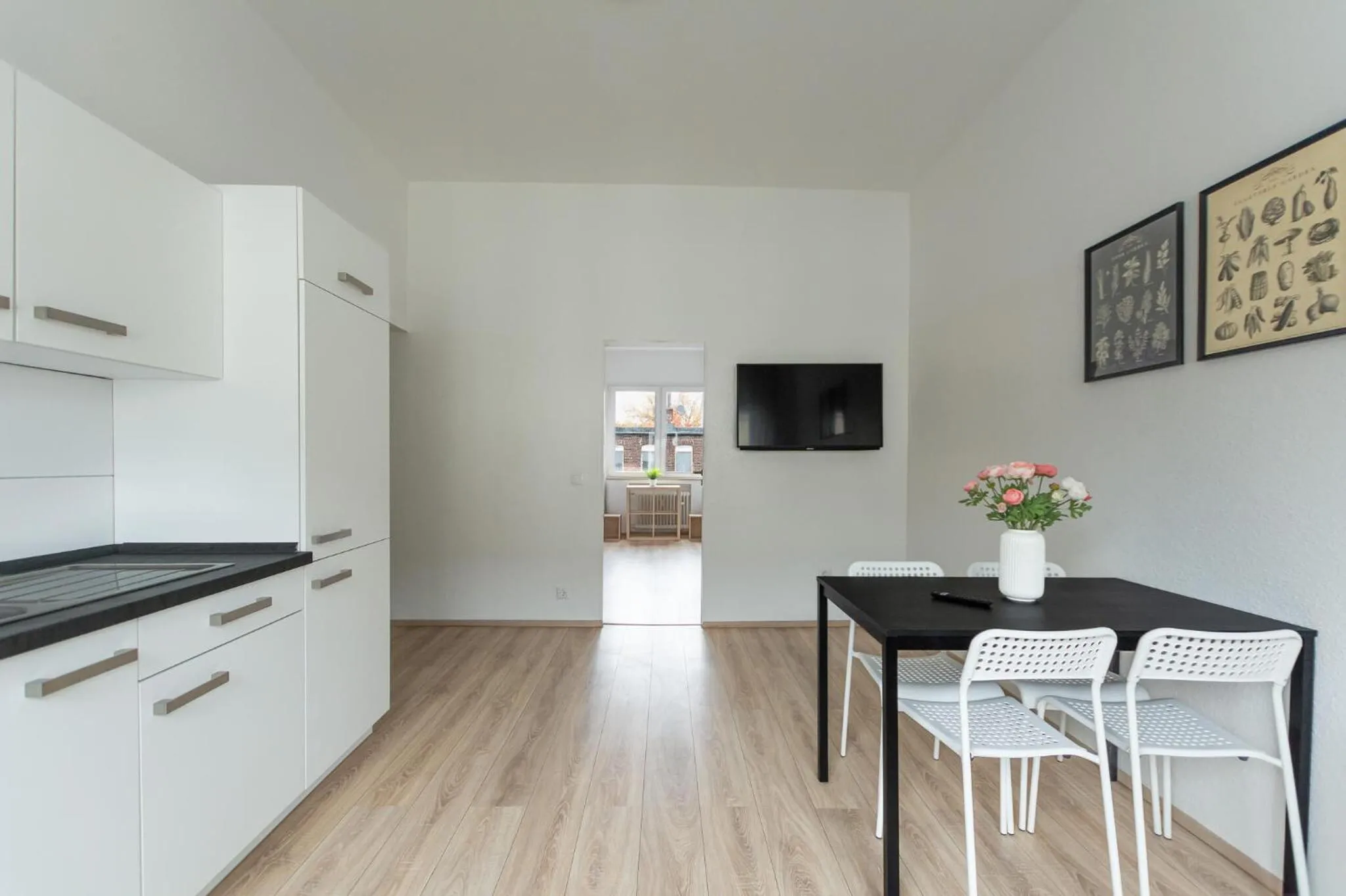 TV and multimedia in T&K Apartments - Apartments 20 Min to MESSE DUS