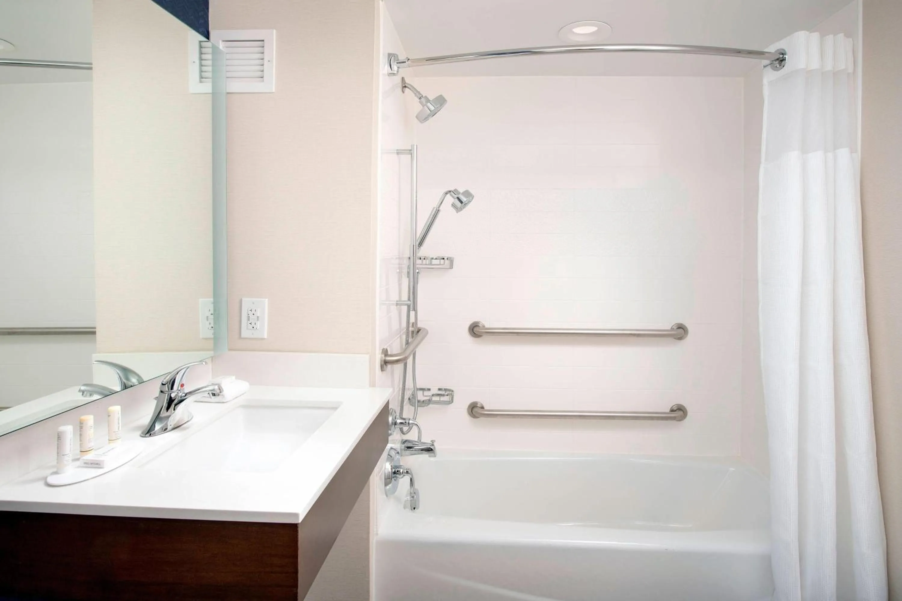 Bathroom in Fairfield Inn & Suites by Marriott Alexandria West/Mark Center
