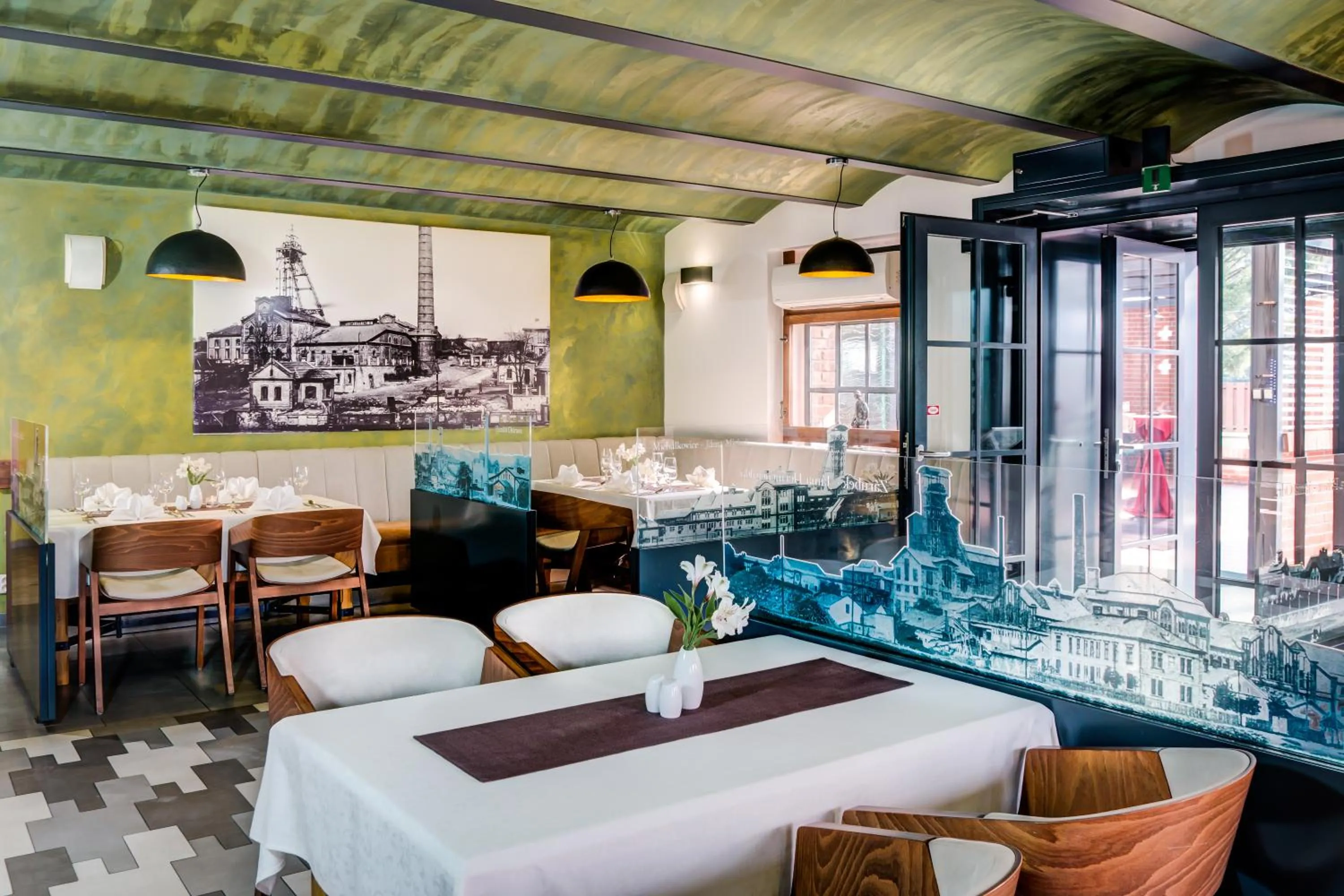 Restaurant/places to eat in Jan Maria Hotel