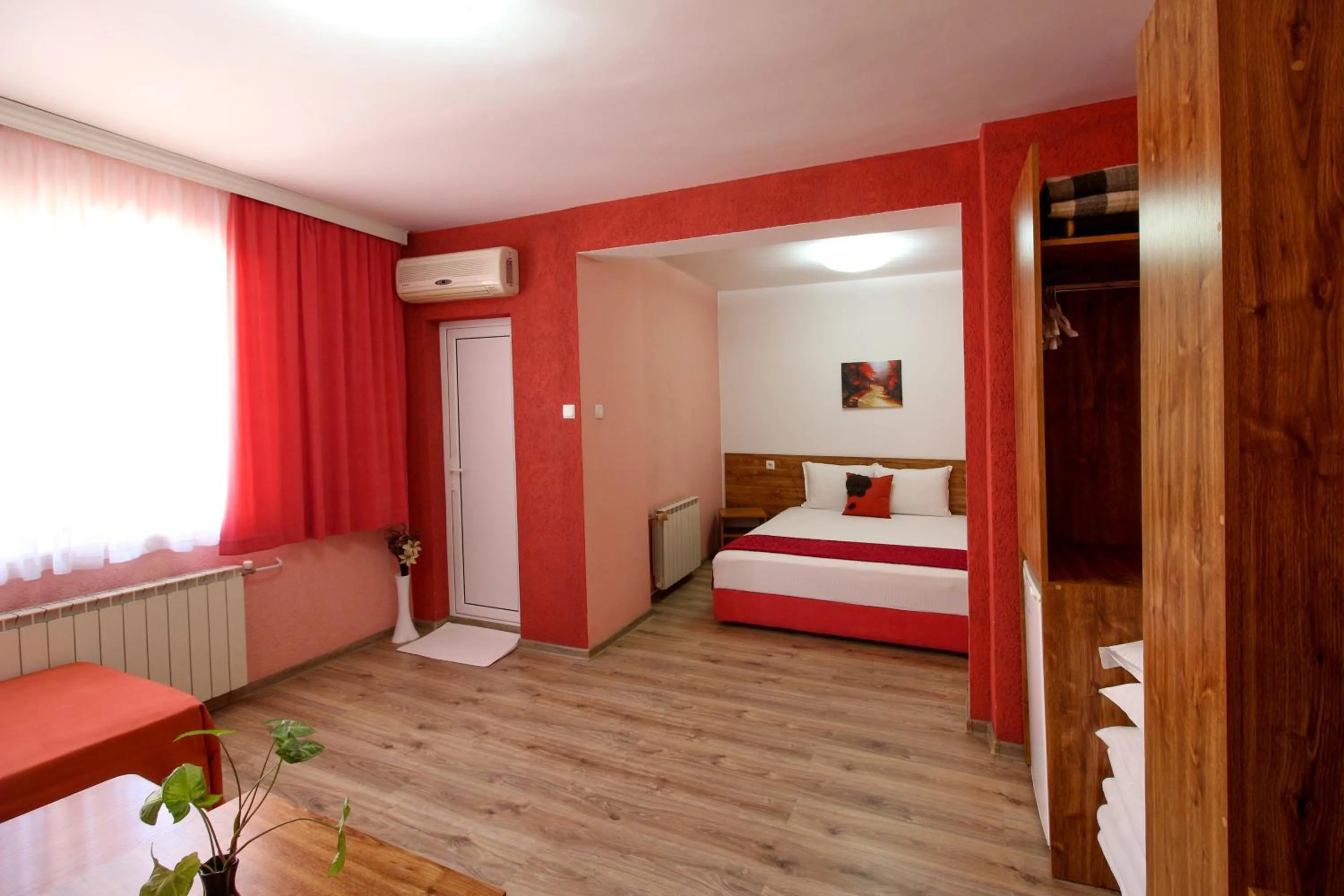 Photo of the whole room, Bed in Family Hotel Flora