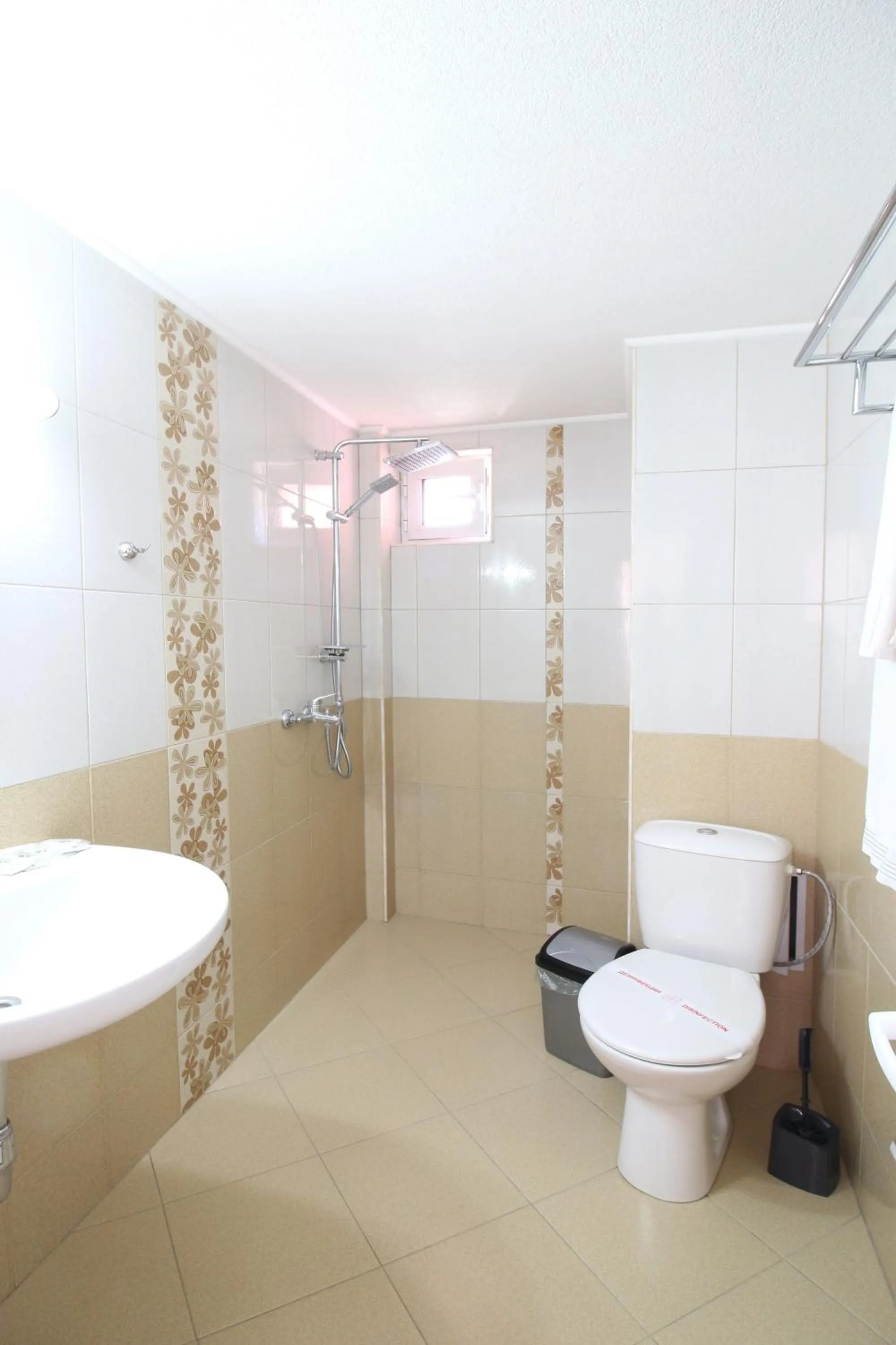 Bathroom in Family Hotel Flora