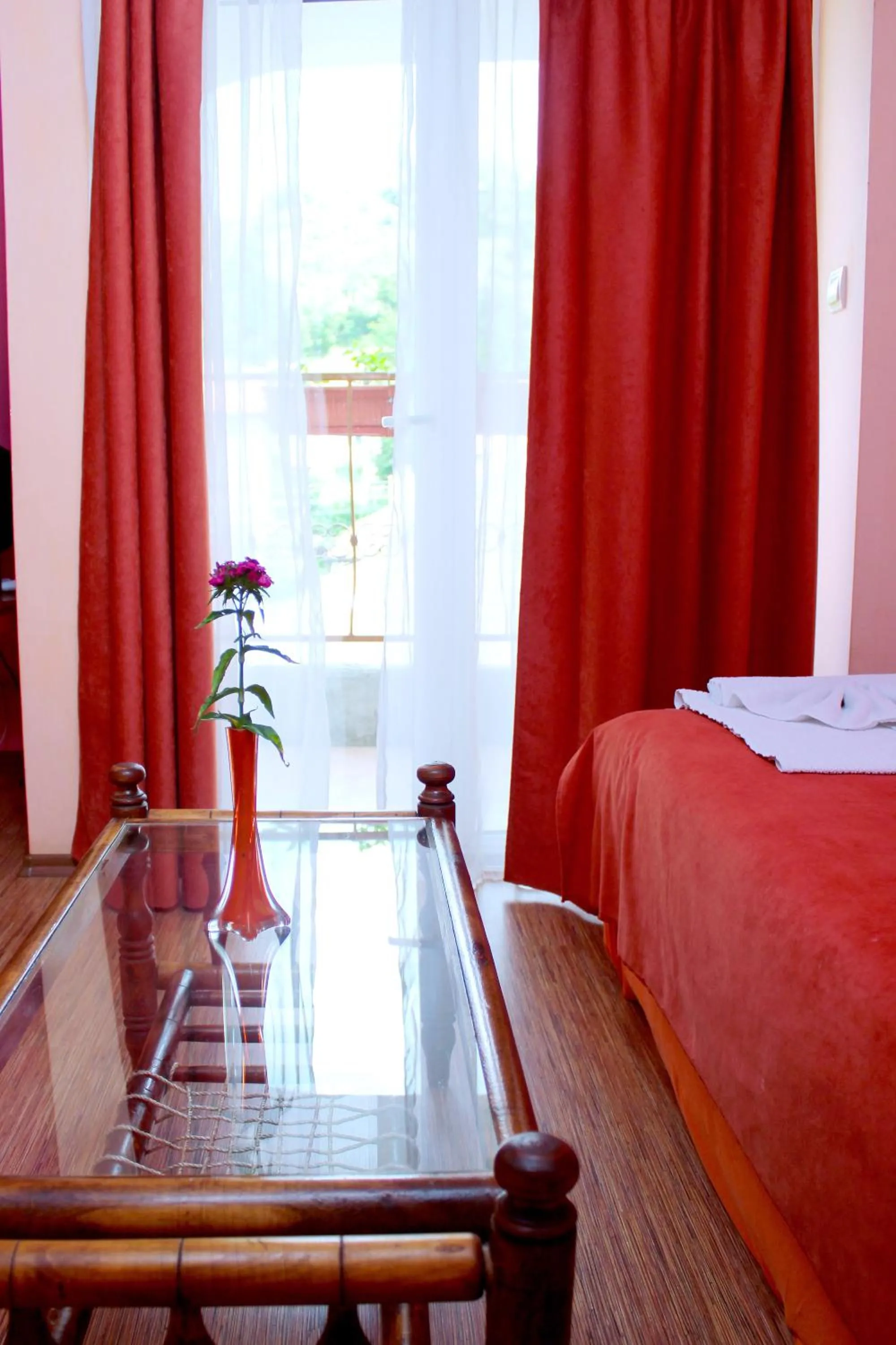 Balcony/Terrace, Bed in Family Hotel Flora