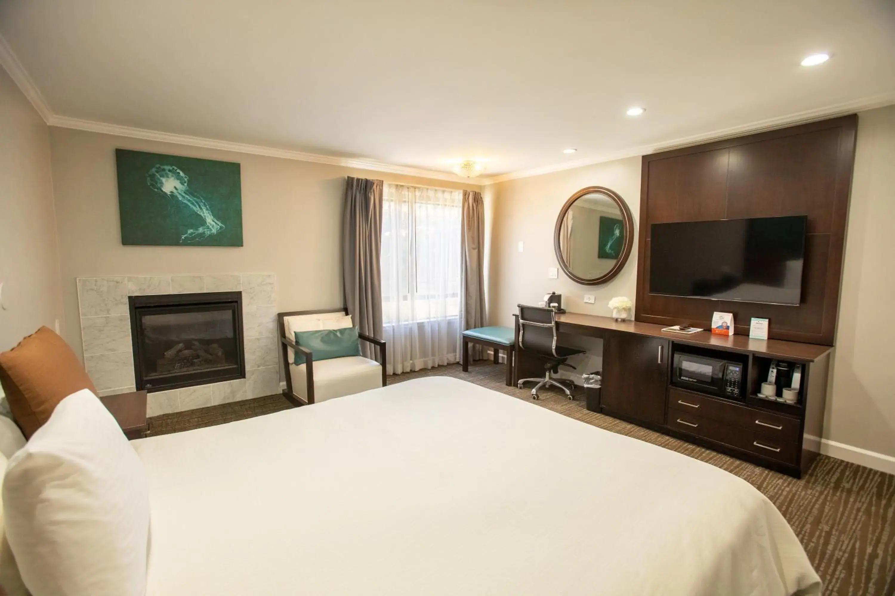 TV and multimedia, Bed in Munras Inn TV and multimedia, Bed in Munras Inn