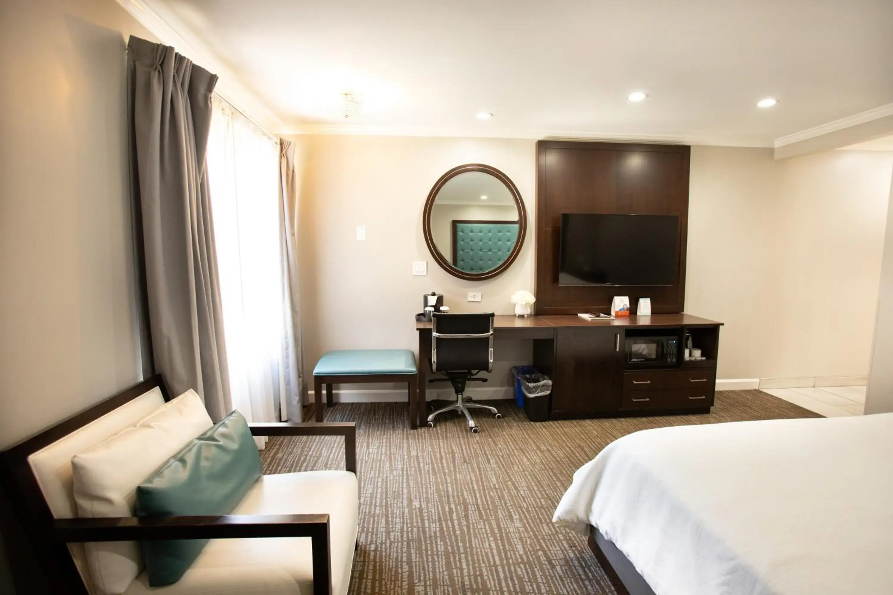 Photo of the whole room, Bed in Munras Inn Photo of the whole room, Bed in Munras Inn