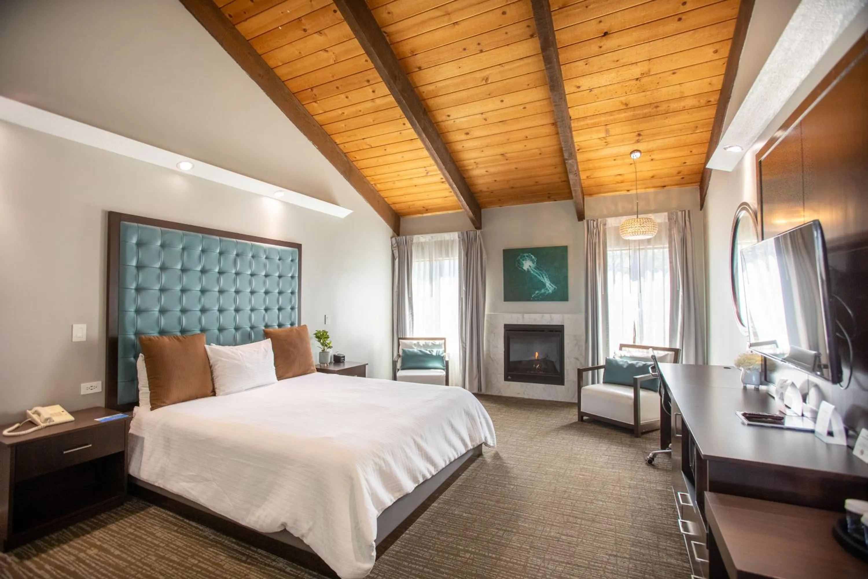 Photo of the whole room, Bed in Munras Inn