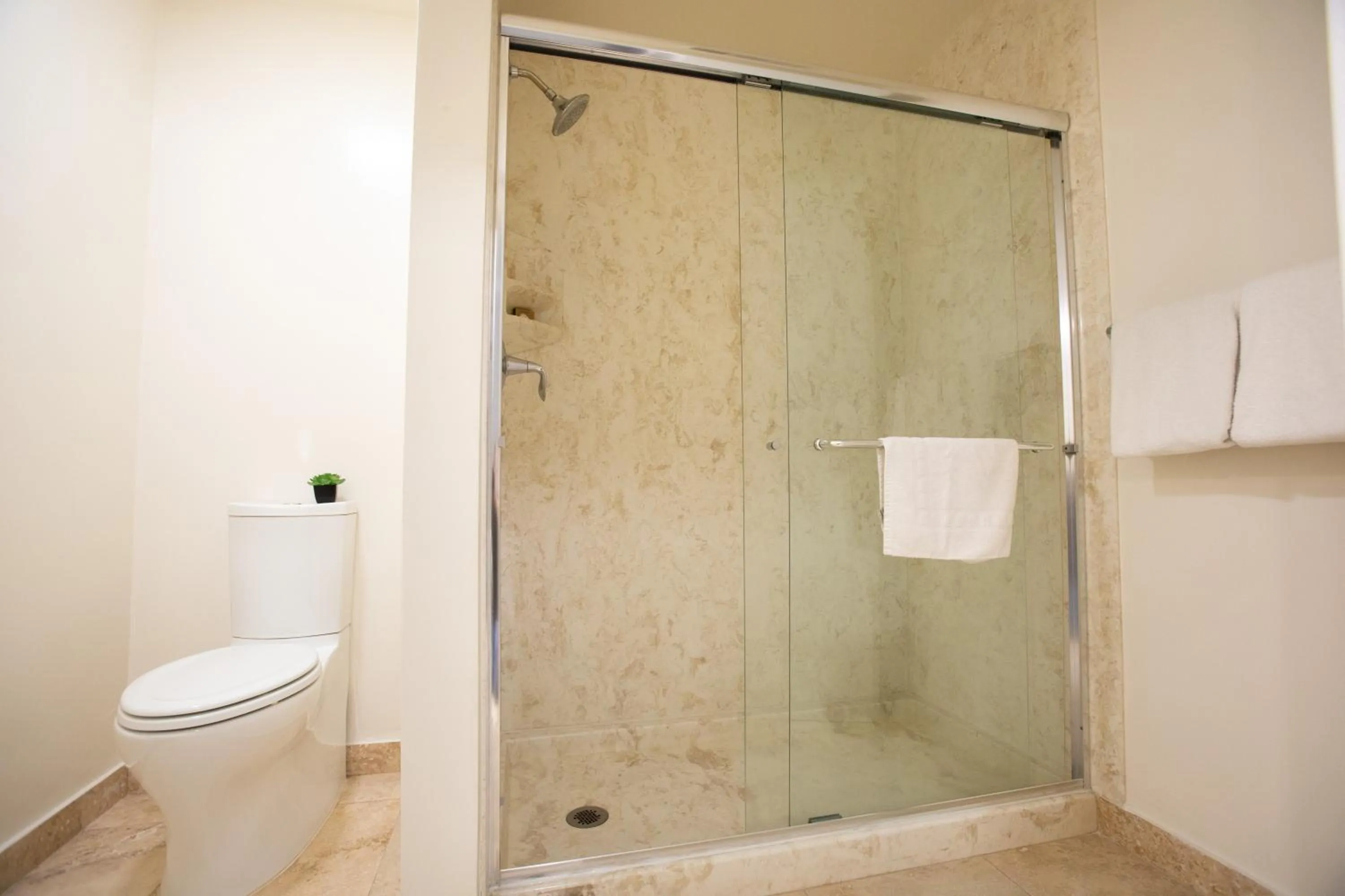 Shower in Munras Inn