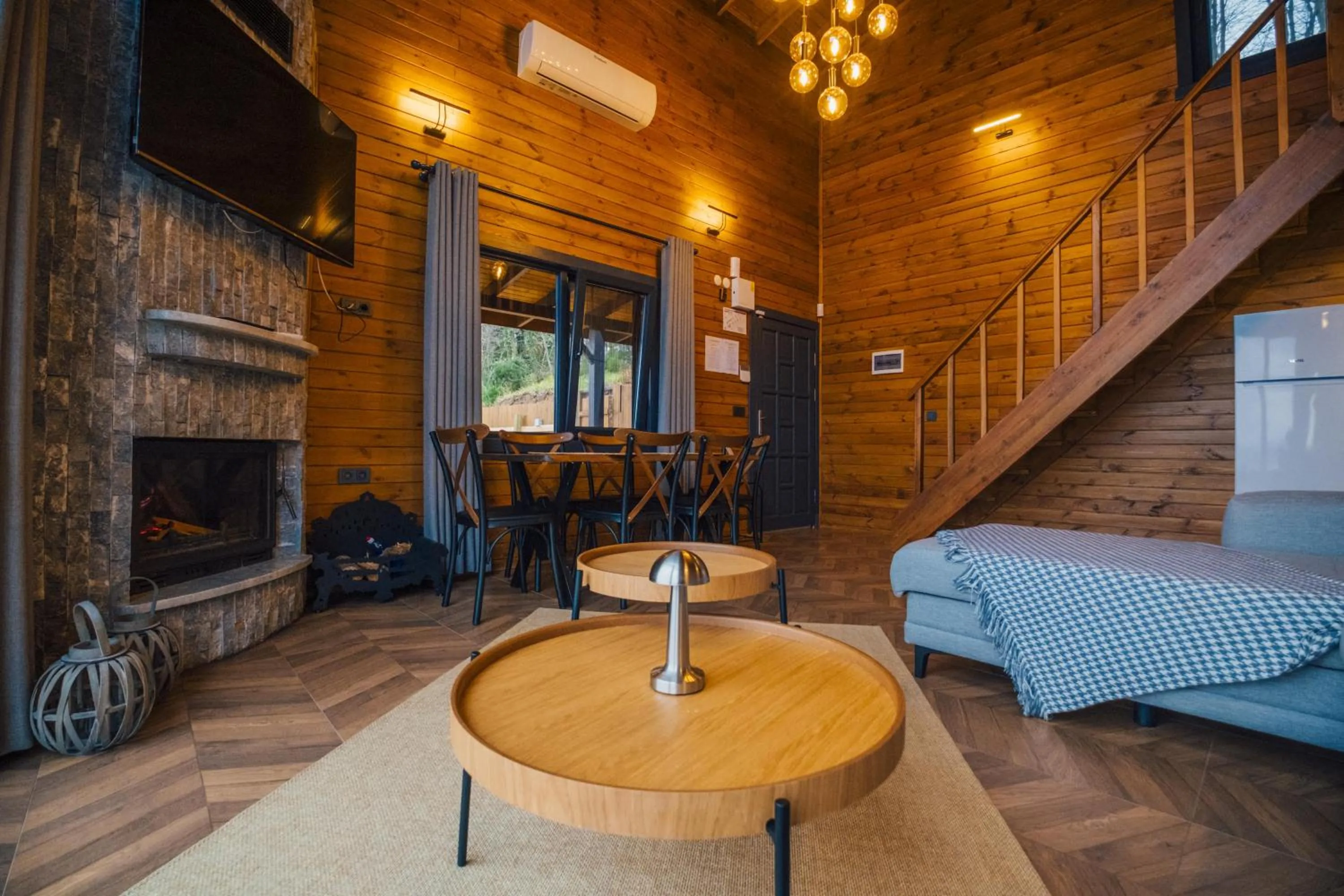 Communal lounge/ TV room in Woodlodge Country Sapanca