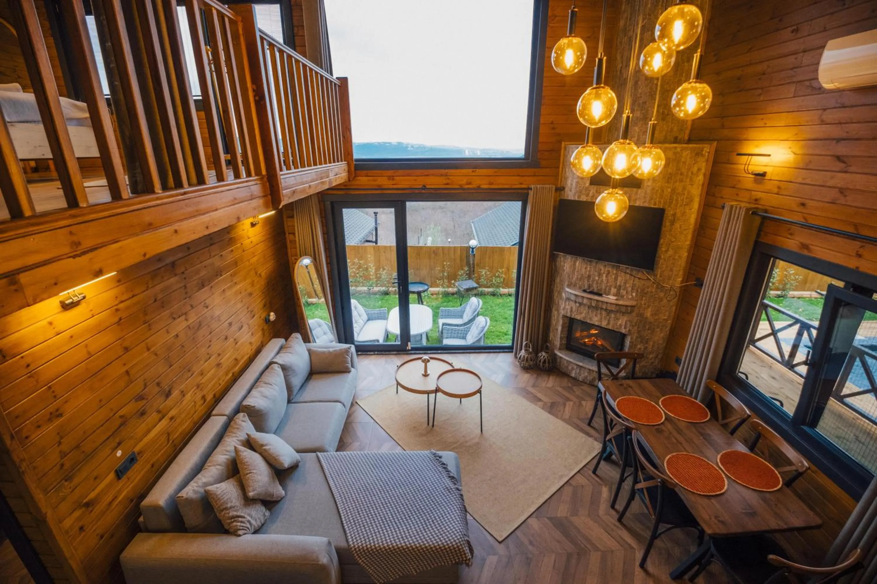 Communal lounge/ TV room in Woodlodge Country Sapanca