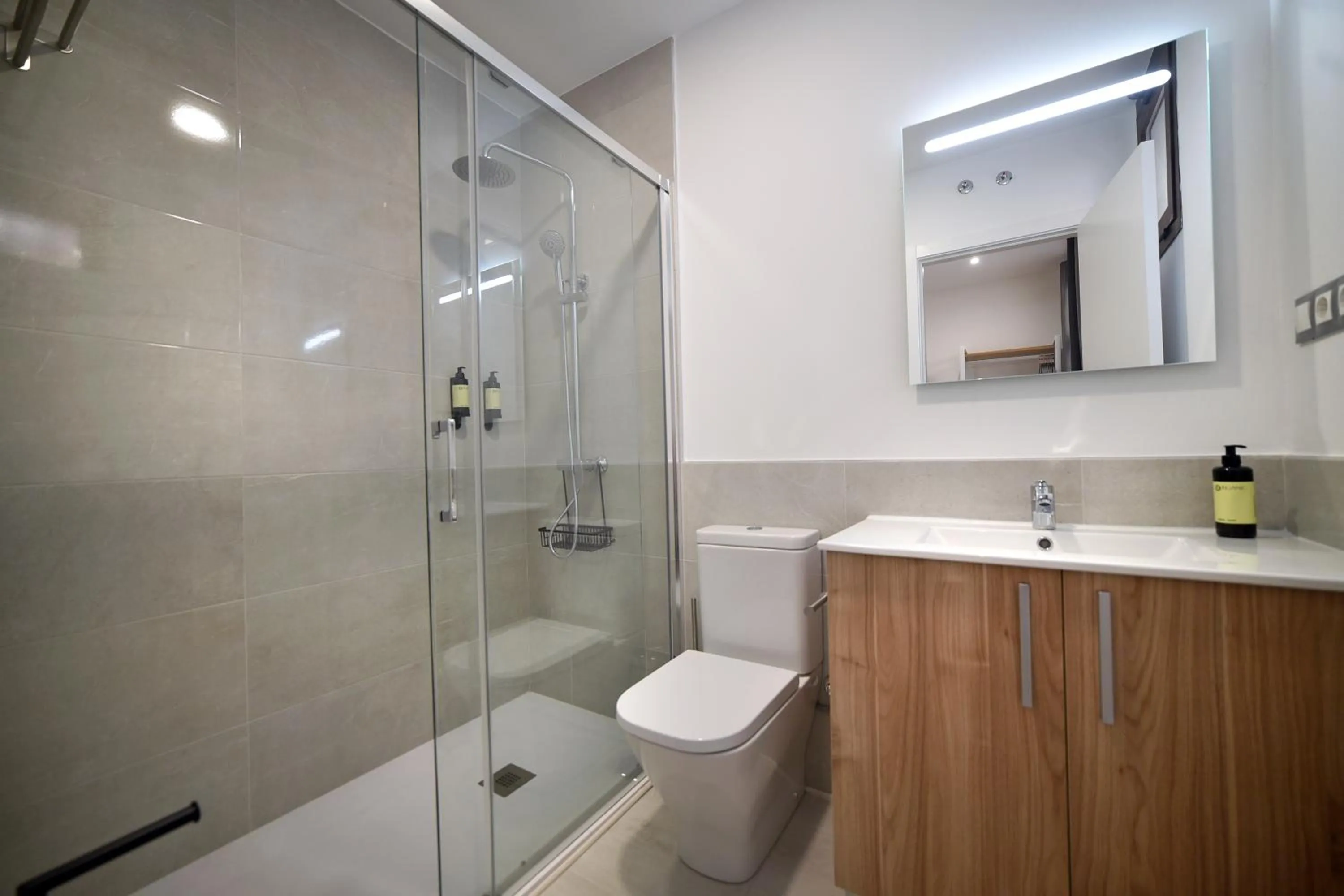 Shower in Dobo Azacanes Hostal