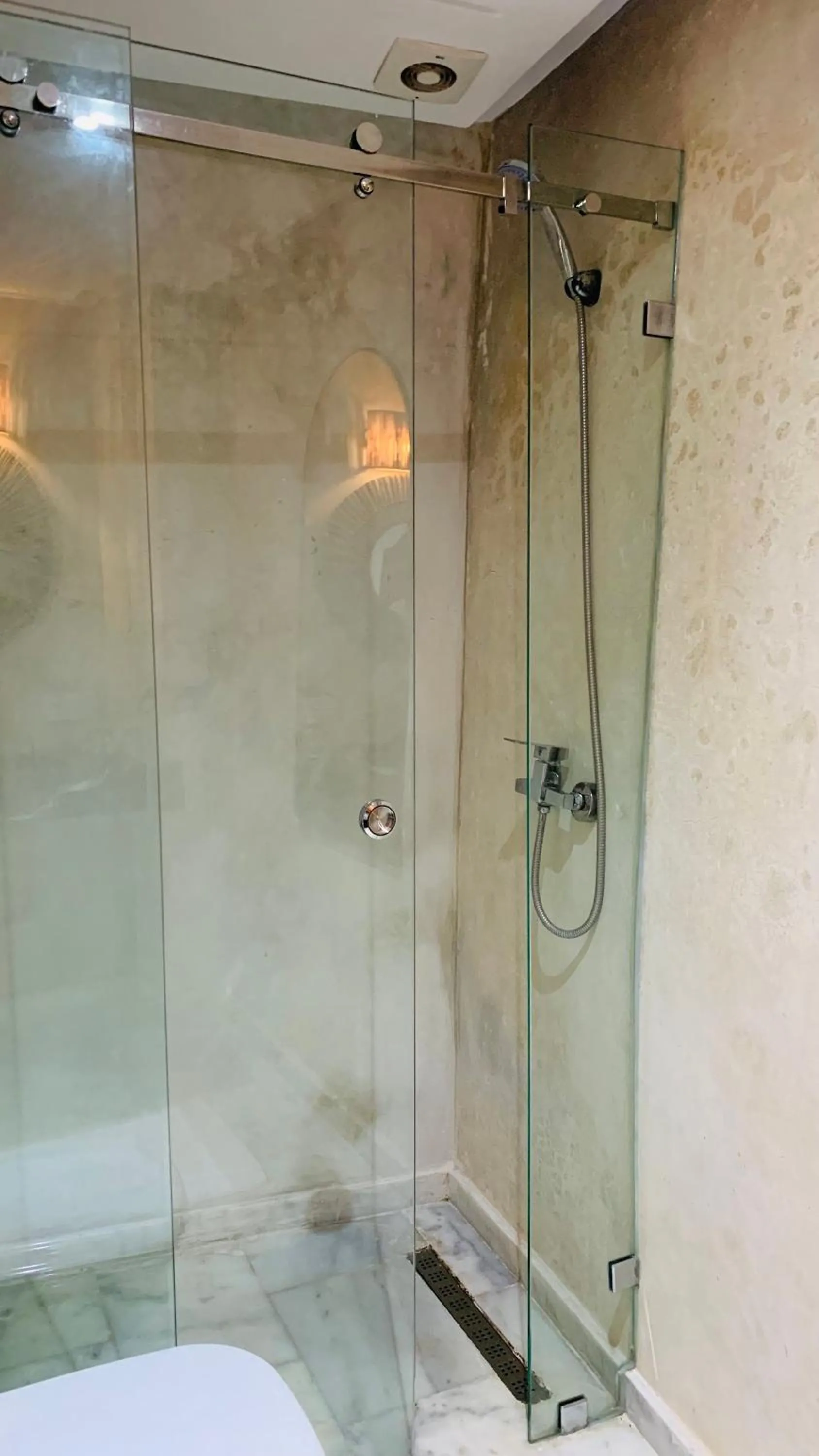 Shower in Riad Olika
