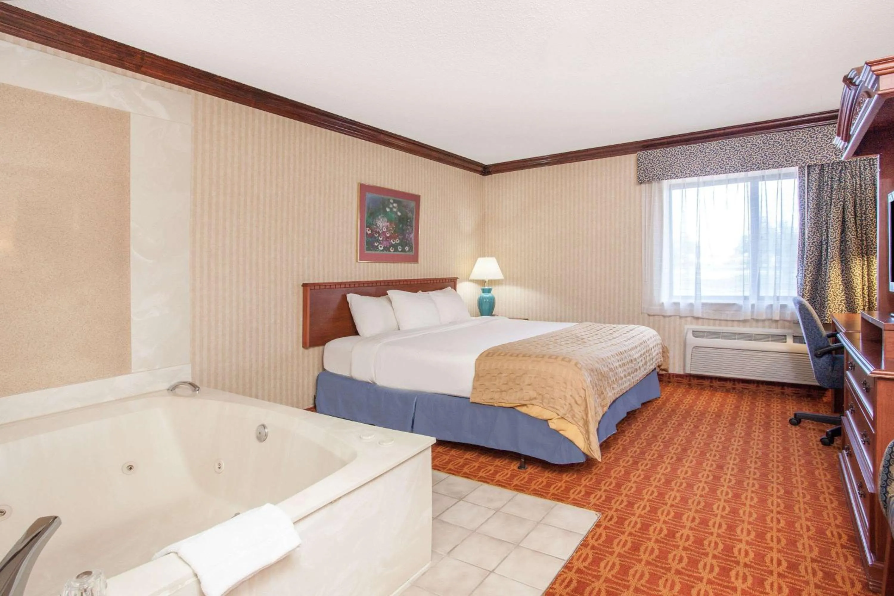 Photo of the whole room, Bed in Baymont by Wyndham Detroit/Roseville