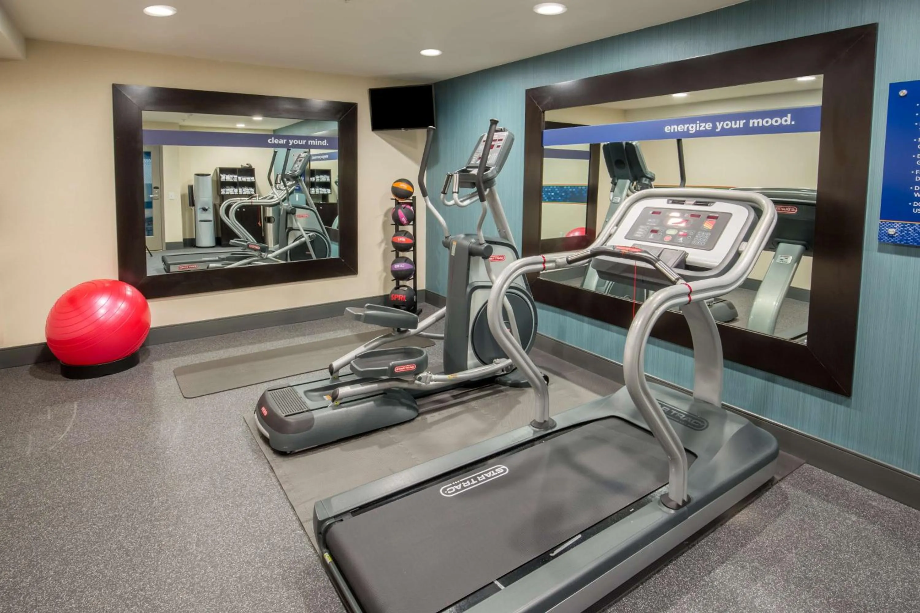 Fitness centre/facilities in Hampton Inn Monterey