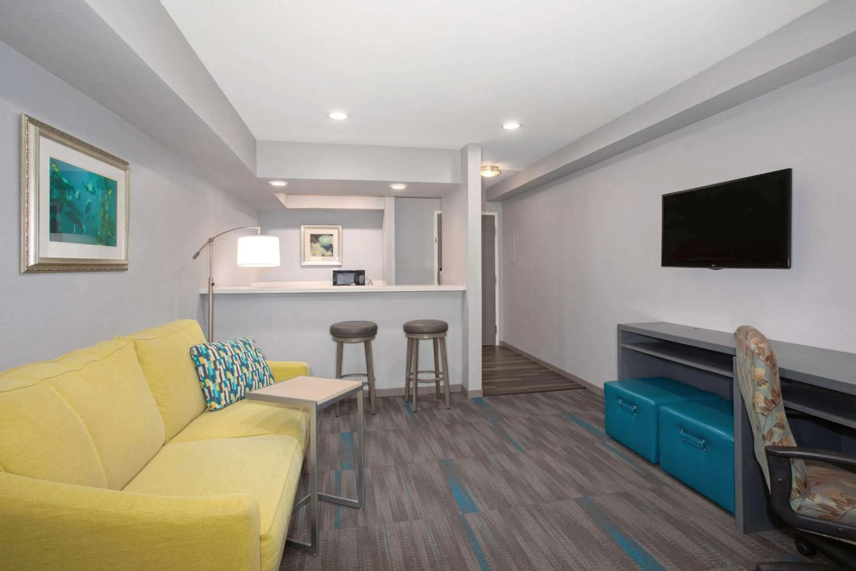 Living room in Hampton Inn Monterey
