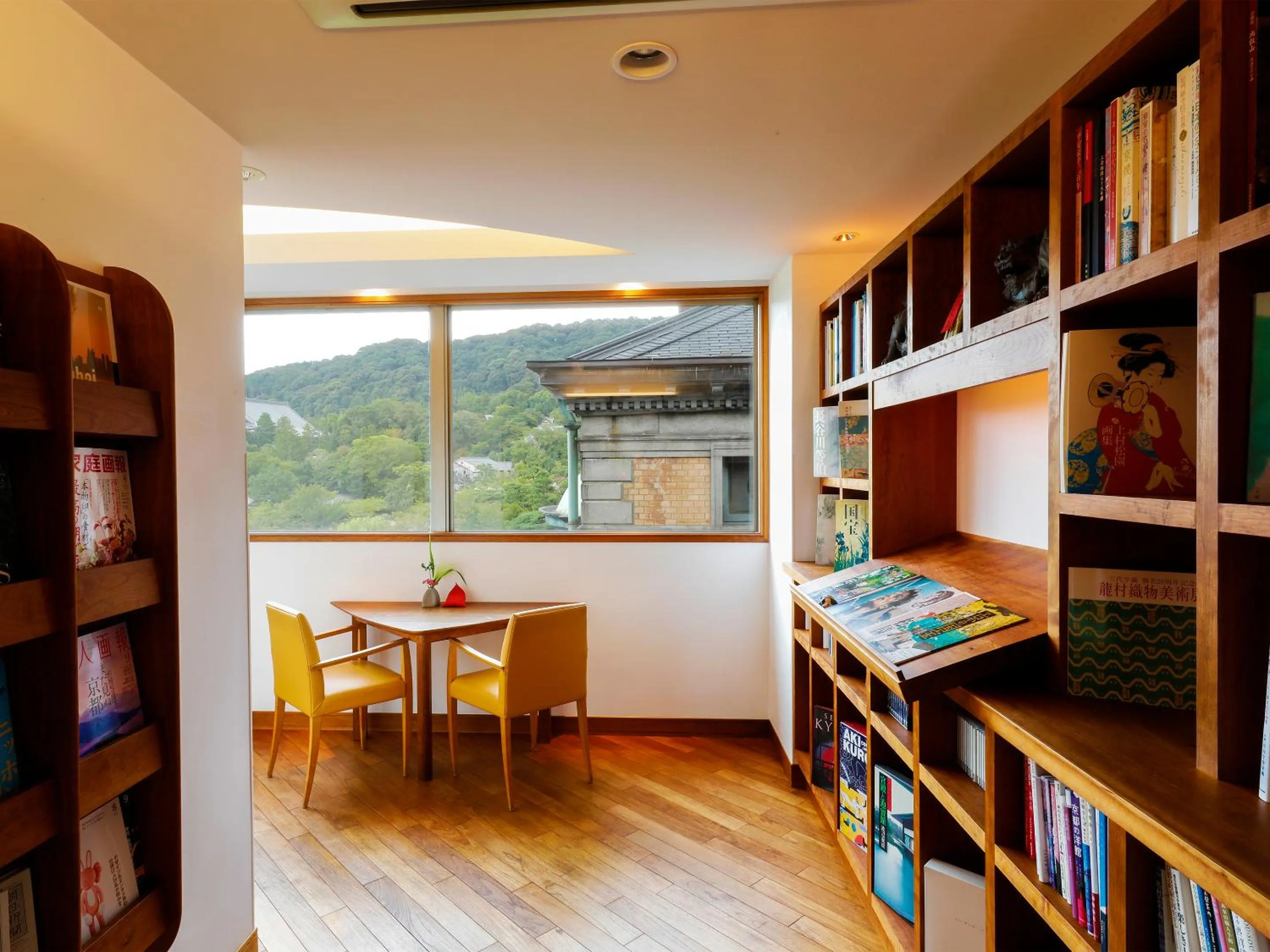 Communal lounge/ TV room in Hotel Chourakukan Kyoto Gion 長楽館 京都