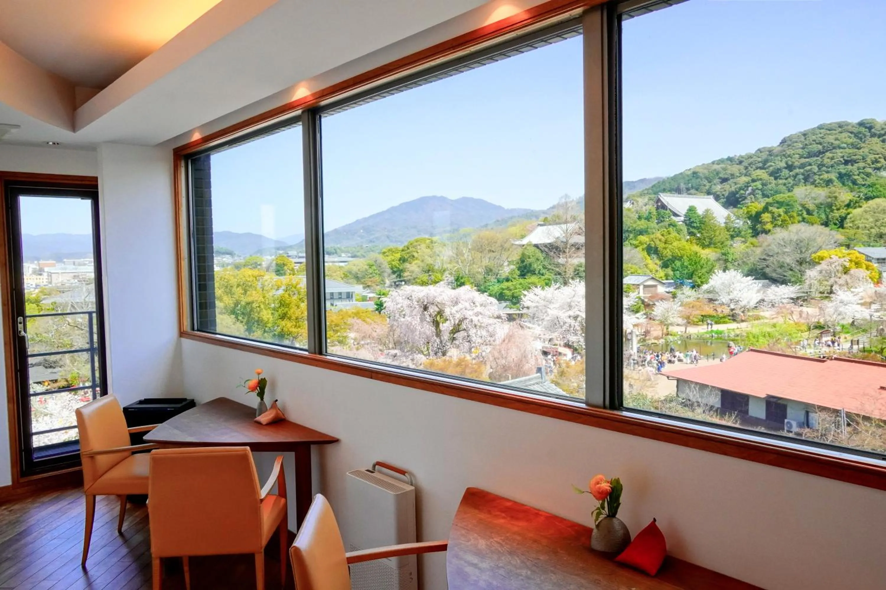 Communal lounge/ TV room in Hotel Chourakukan Kyoto Gion 長楽館 京都