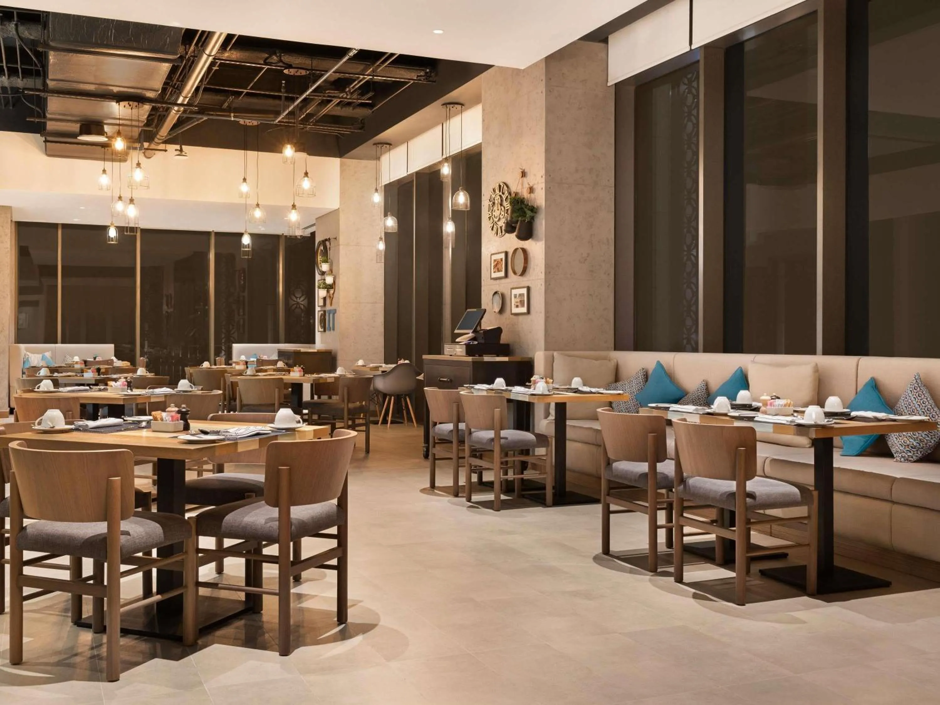 Restaurant/places to eat in Mercure Dubai Gold District