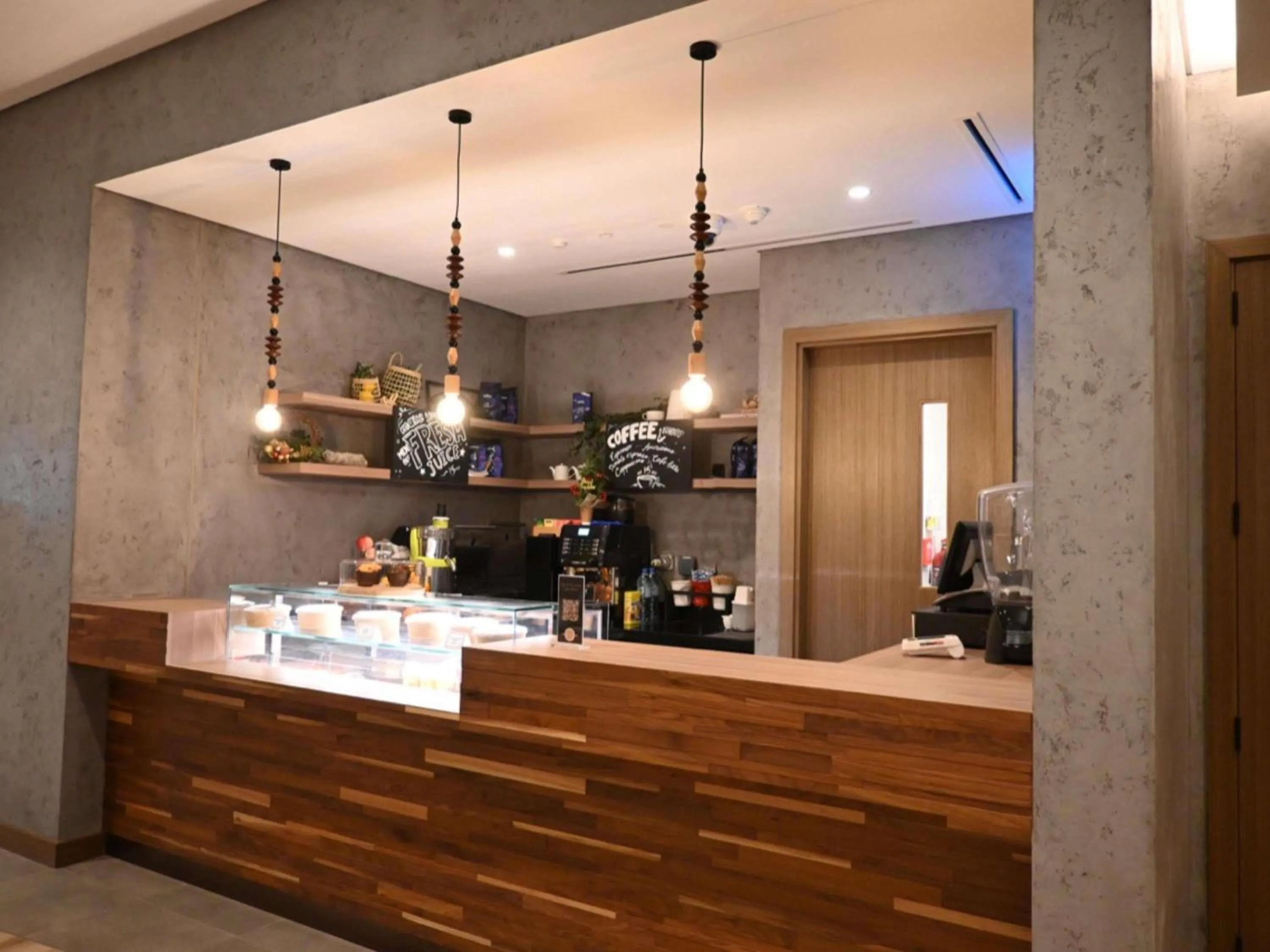 Restaurant/places to eat in Mercure Dubai Gold District