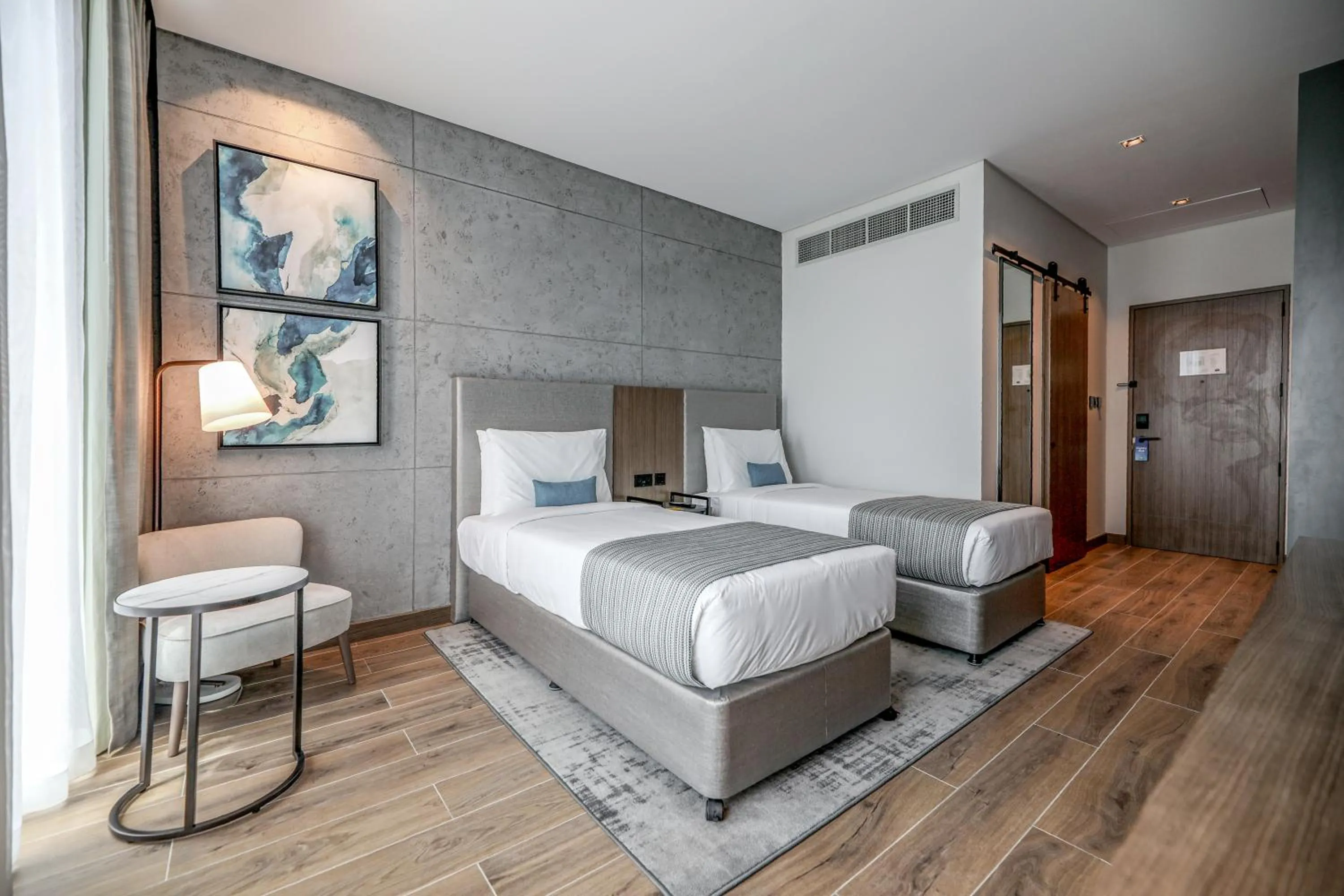 Deluxe Twin with Skyline View - Complimentary Shuttle to Kite Beach, Dubai Mall / Burj Khalifa, 25% off F&B in Days Hotel By Wyndham Dubai Deira