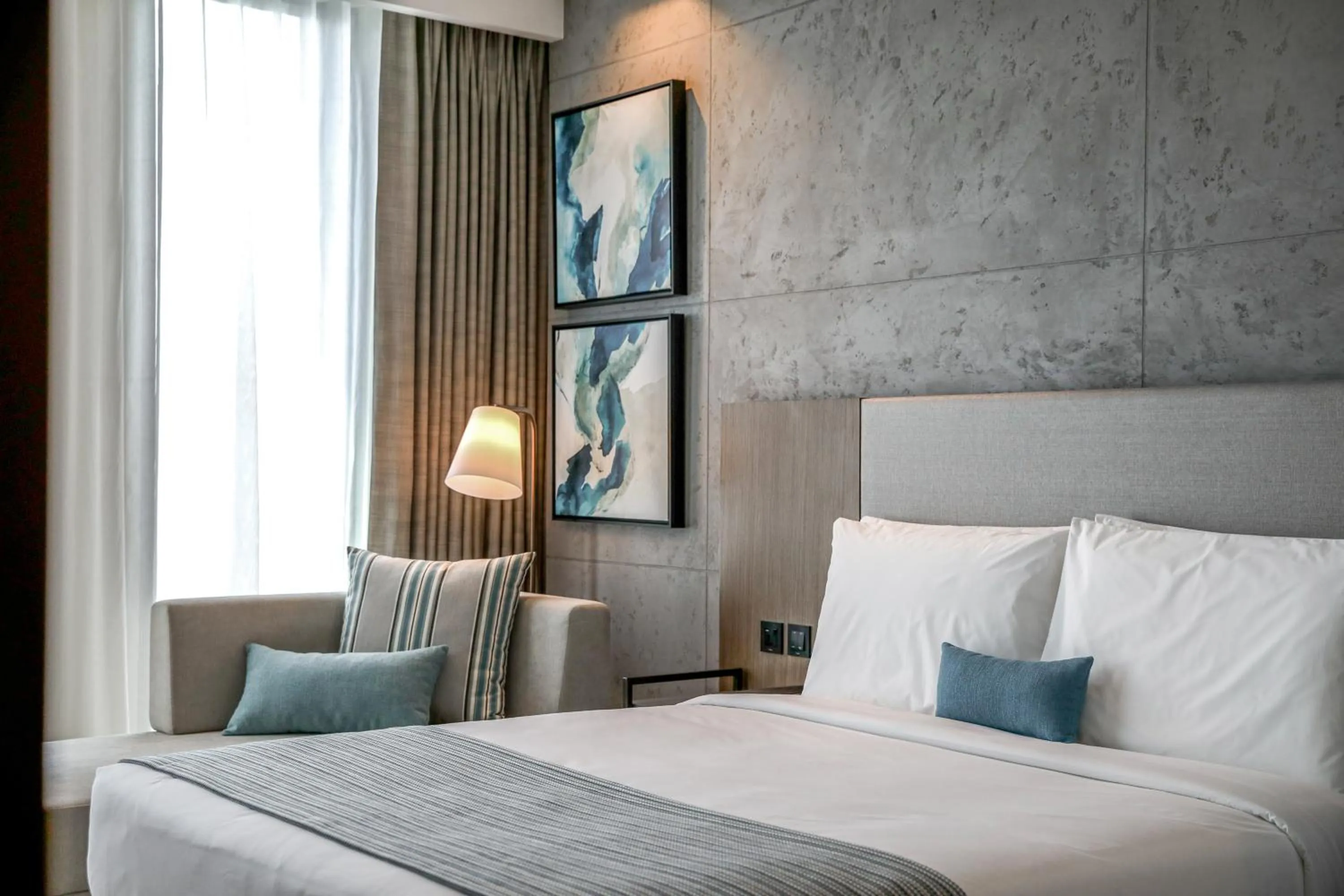 Deluxe Queen with Skyline View - Complimentary Shuttle to Kite Beach, Dubai Mall / Burj Khalifa, 25% off F&B in Days Hotel By Wyndham Dubai Deira