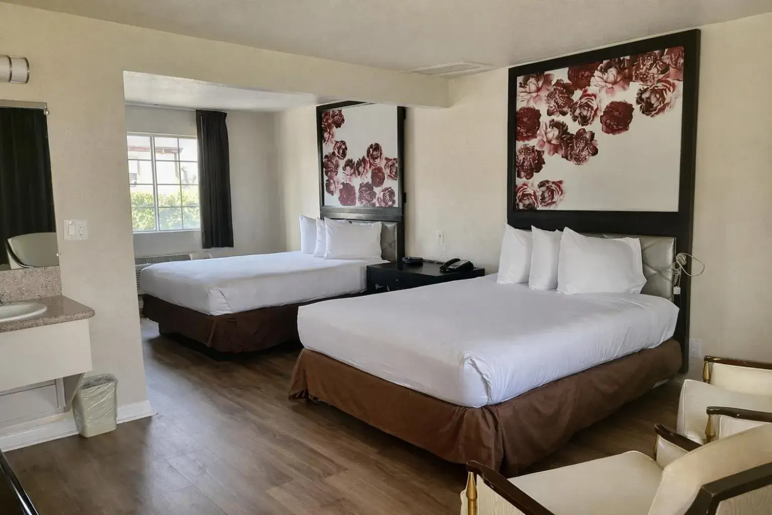 Bed in Rose Garden Inn - San Jose Airport Bed in Rose Garden Inn - San Jose Airport