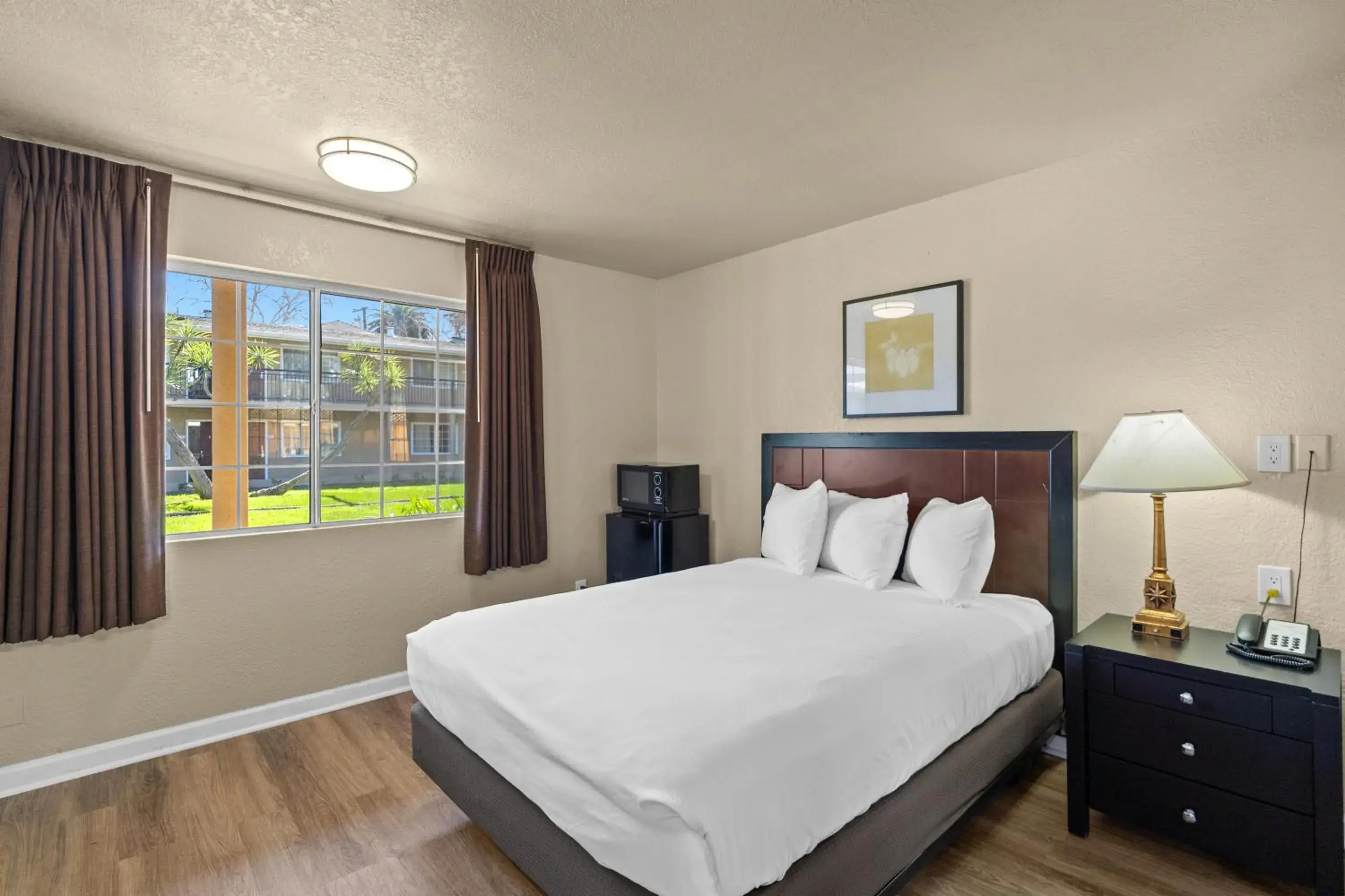 Bed in Rose Garden Inn - San Jose Airport Bed in Rose Garden Inn - San Jose Airport