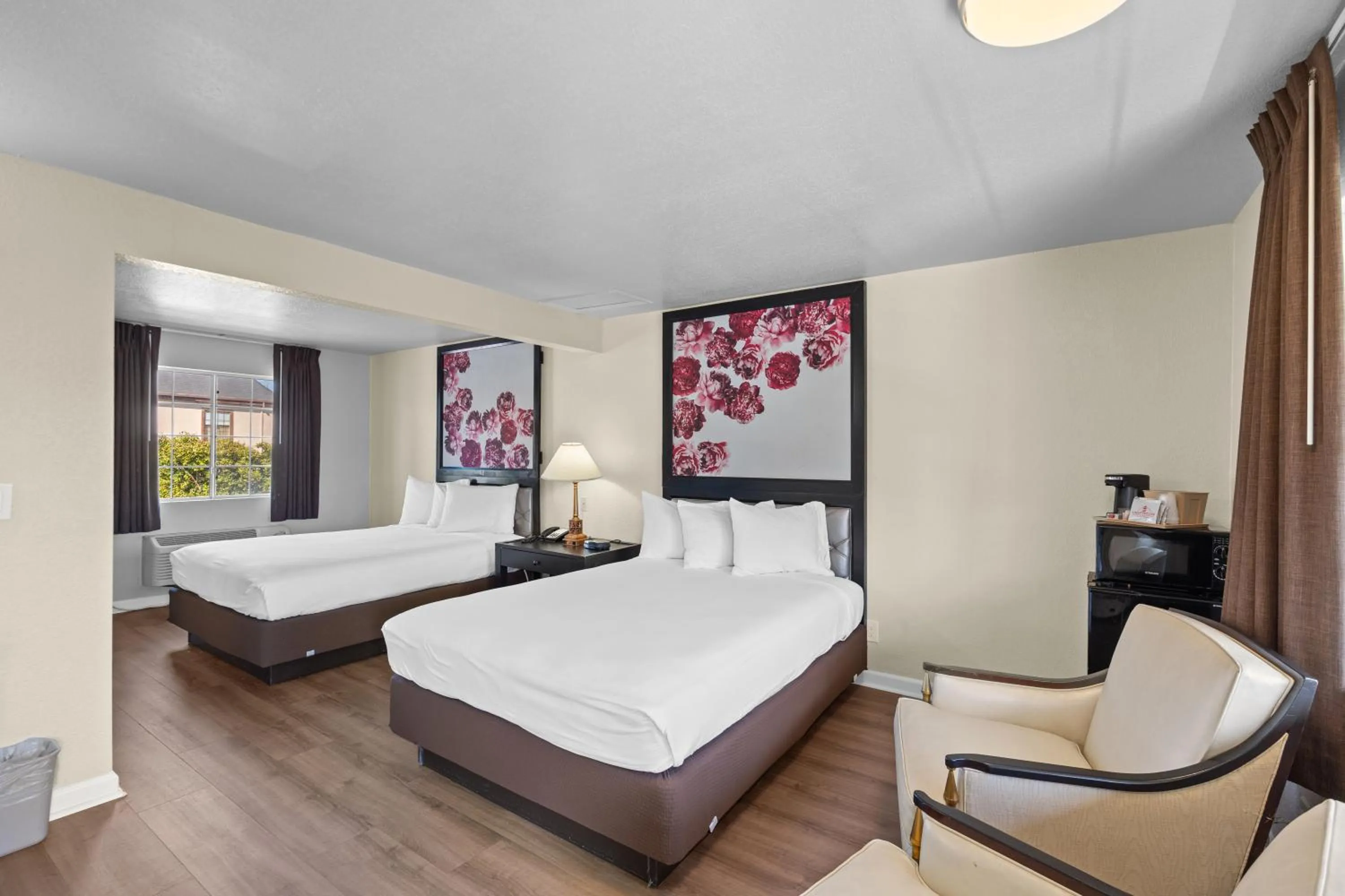 Bed in Rose Garden Inn - San Jose Airport