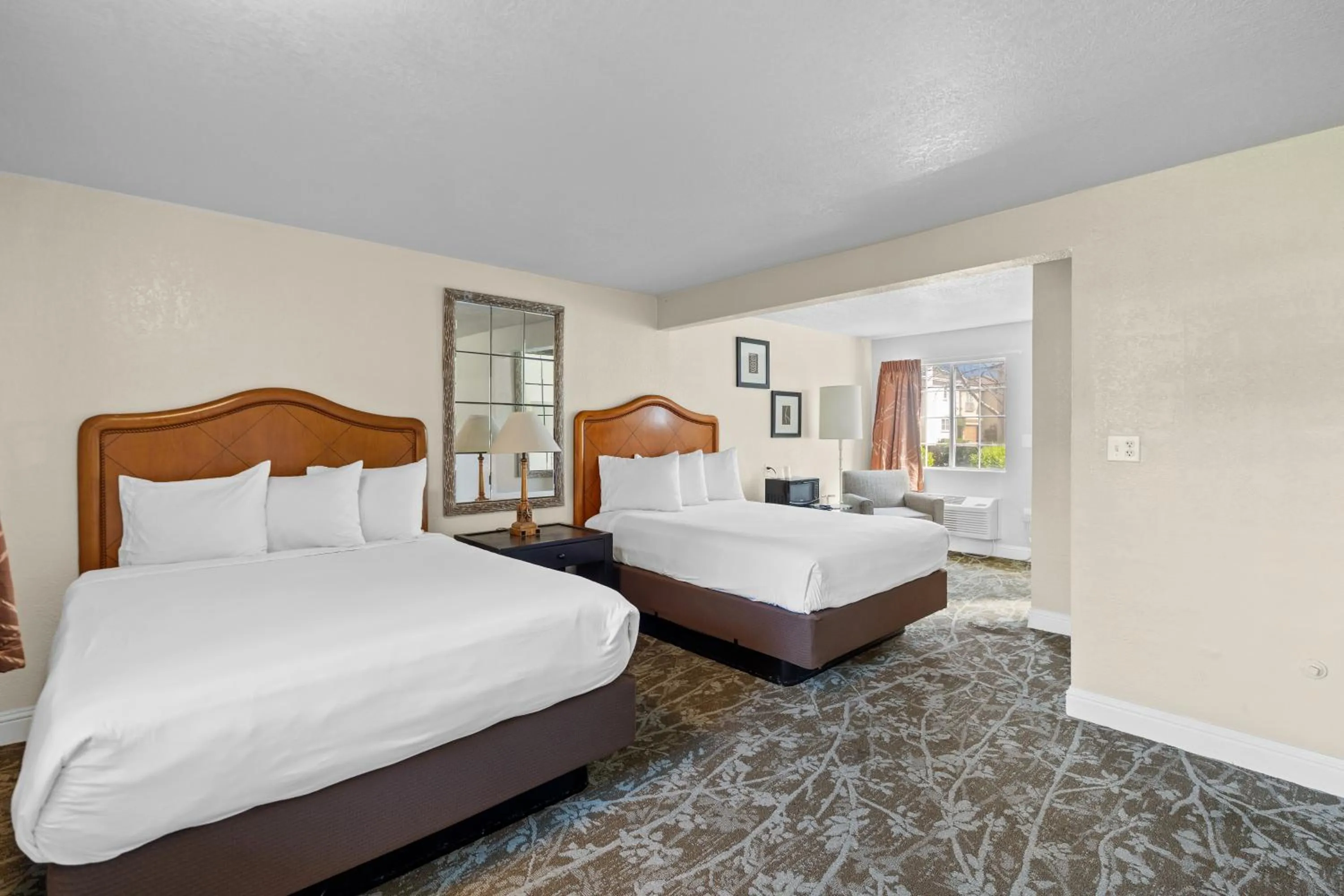 Bed in Rose Garden Inn - San Jose Airport