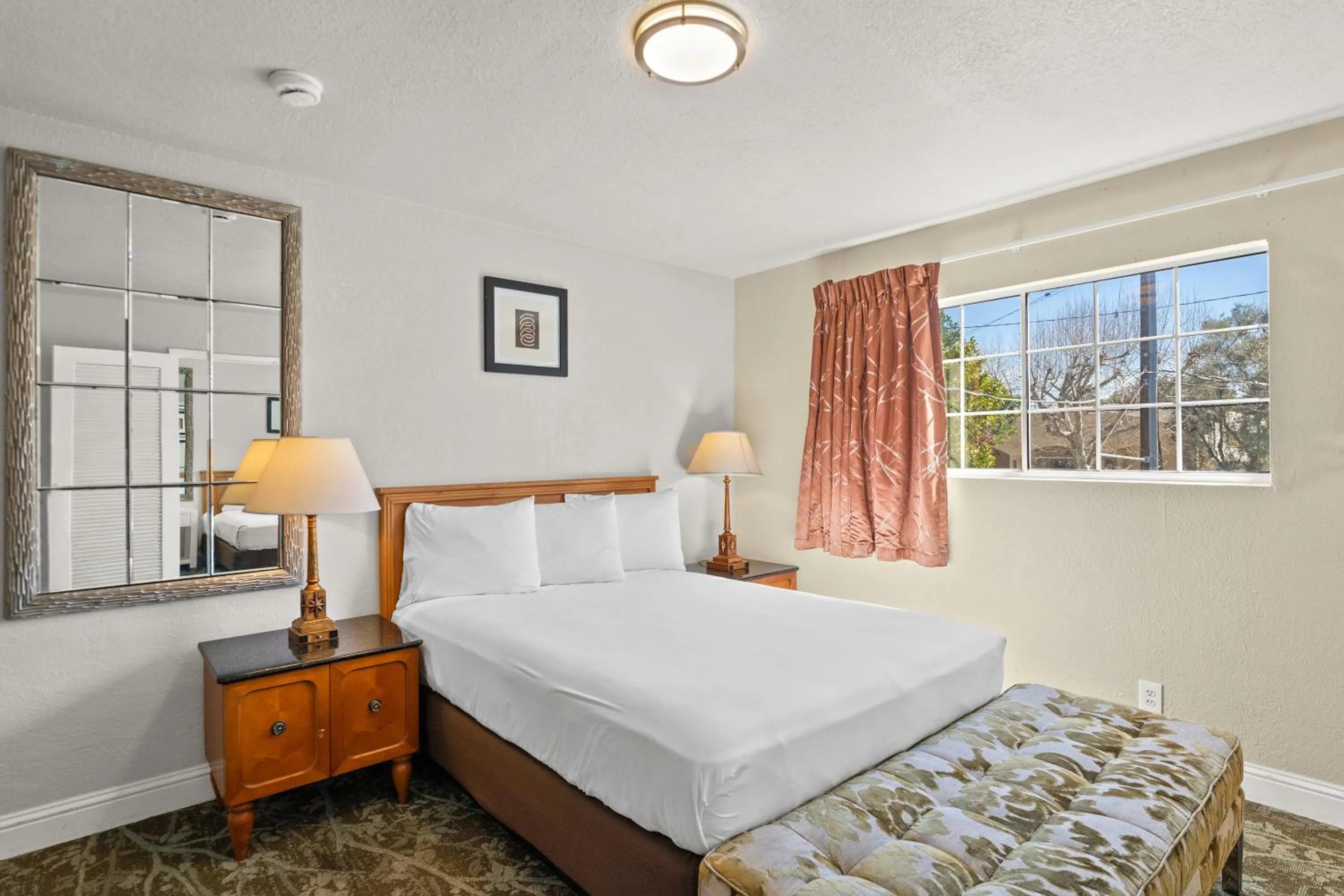 Bed in Rose Garden Inn - San Jose Airport