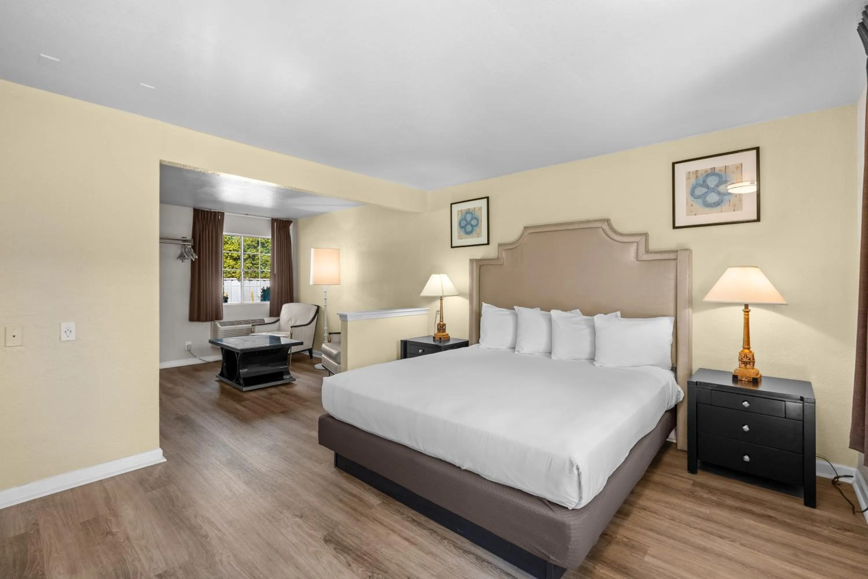 Bed in Rose Garden Inn - San Jose Airport