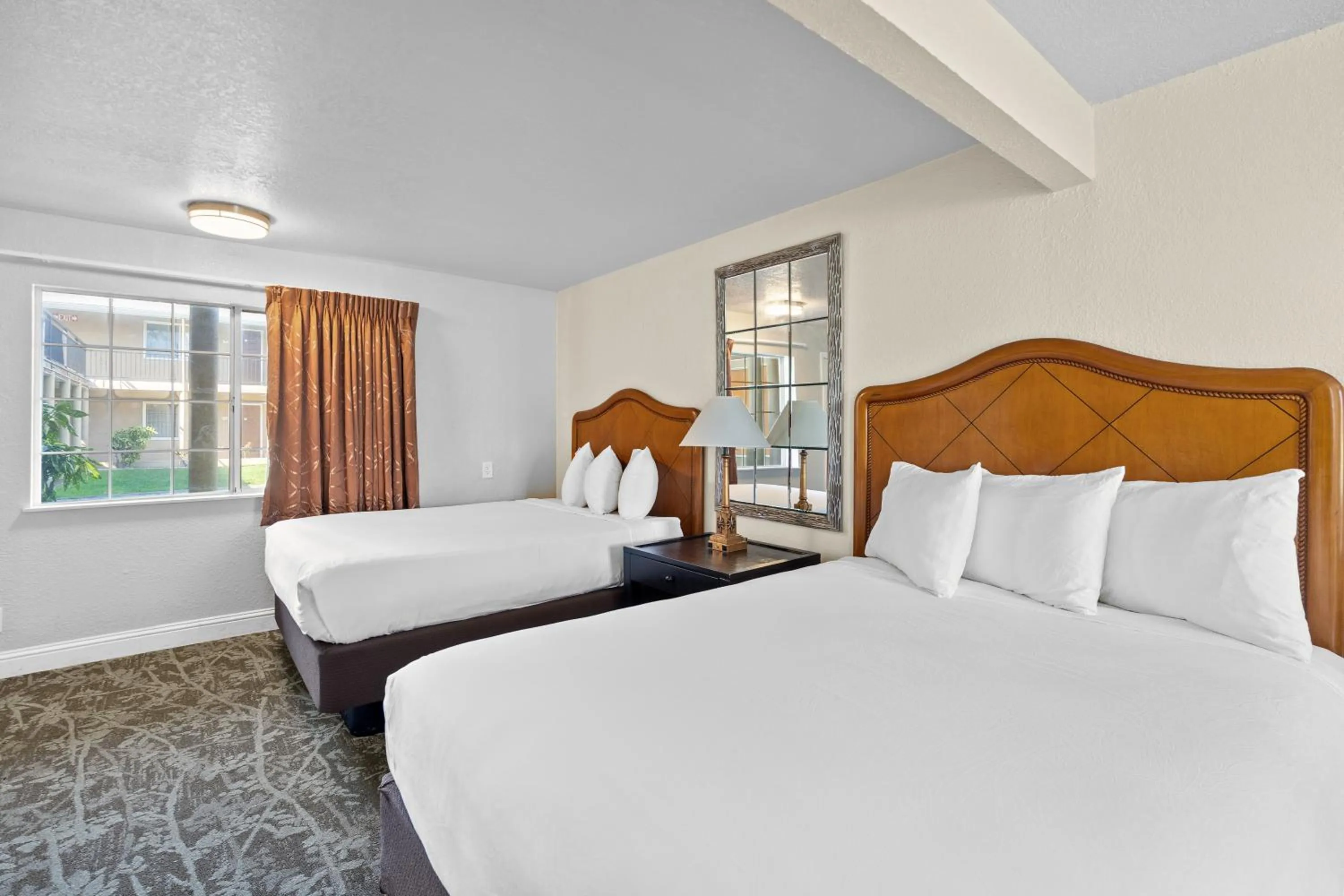 Bed in Rose Garden Inn - San Jose Airport