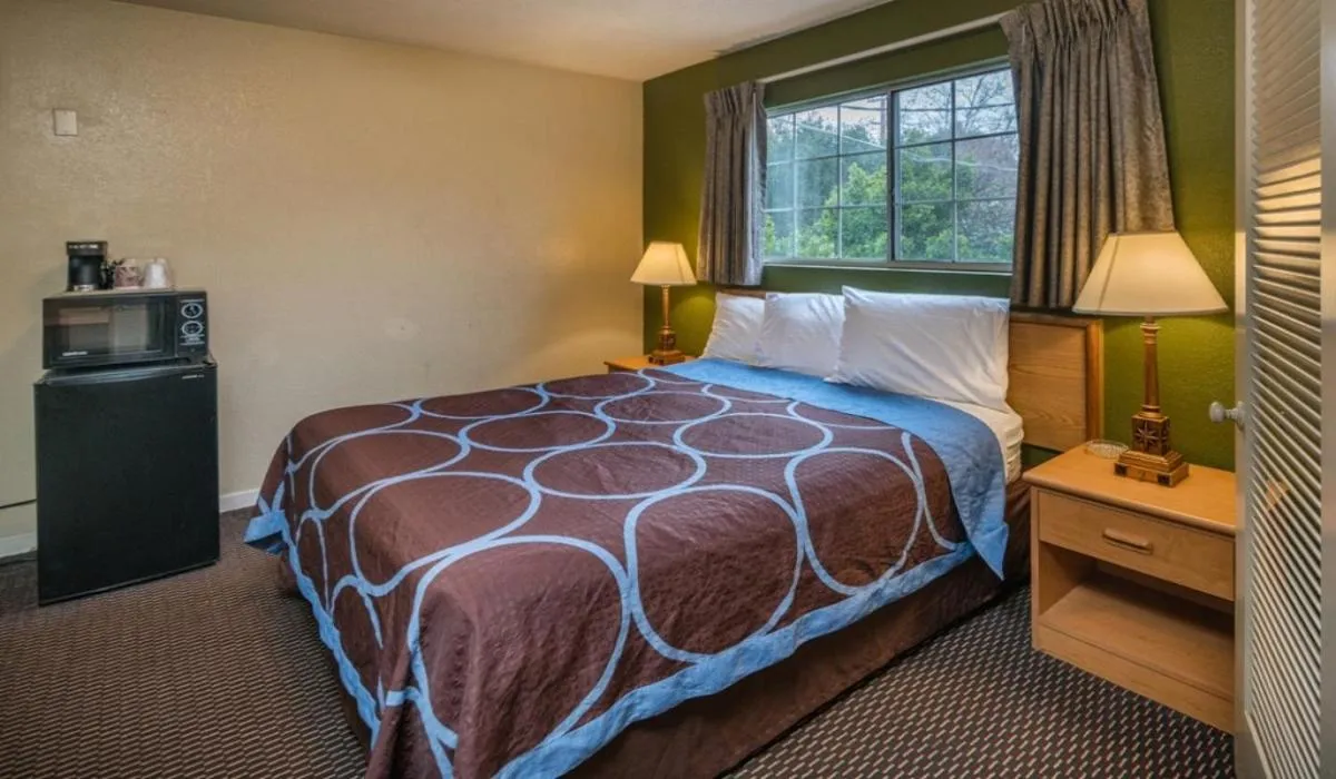 Bed in Rose Garden Inn - San Jose Airport