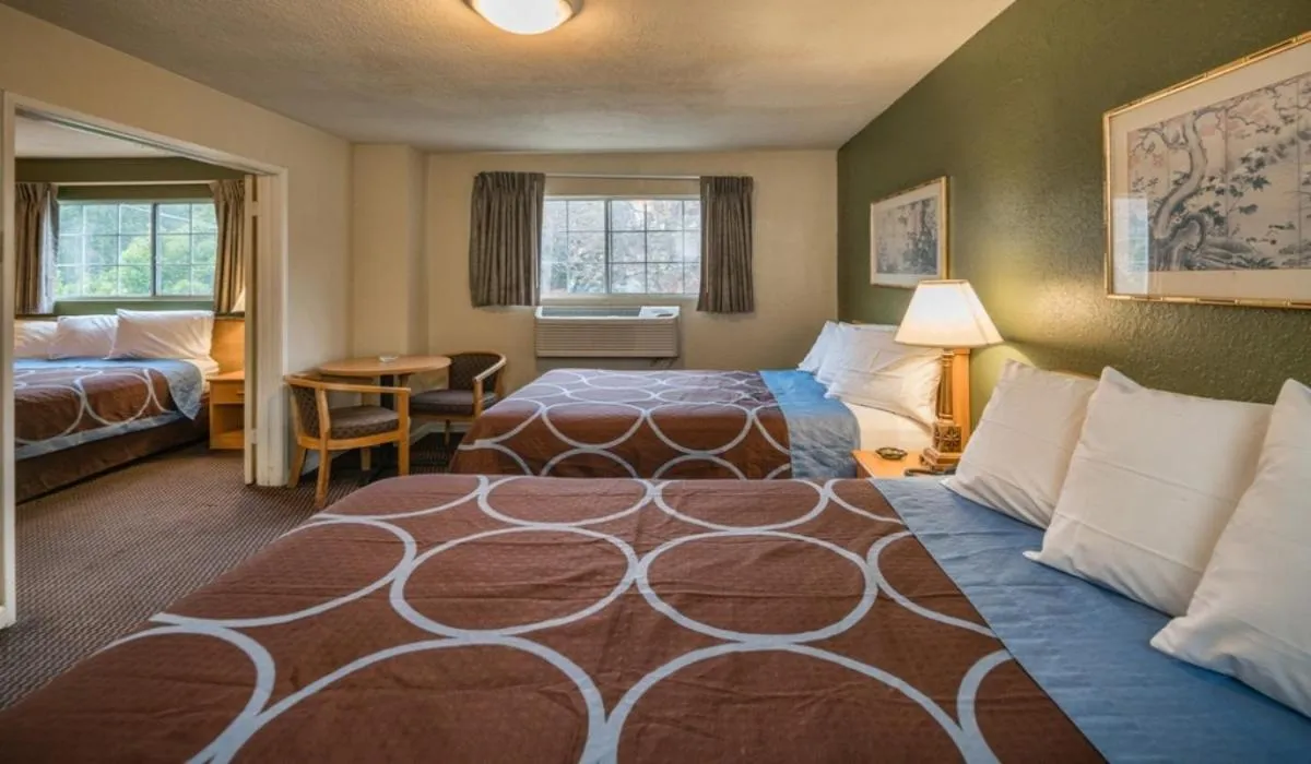 Bed in Rose Garden Inn - San Jose Airport